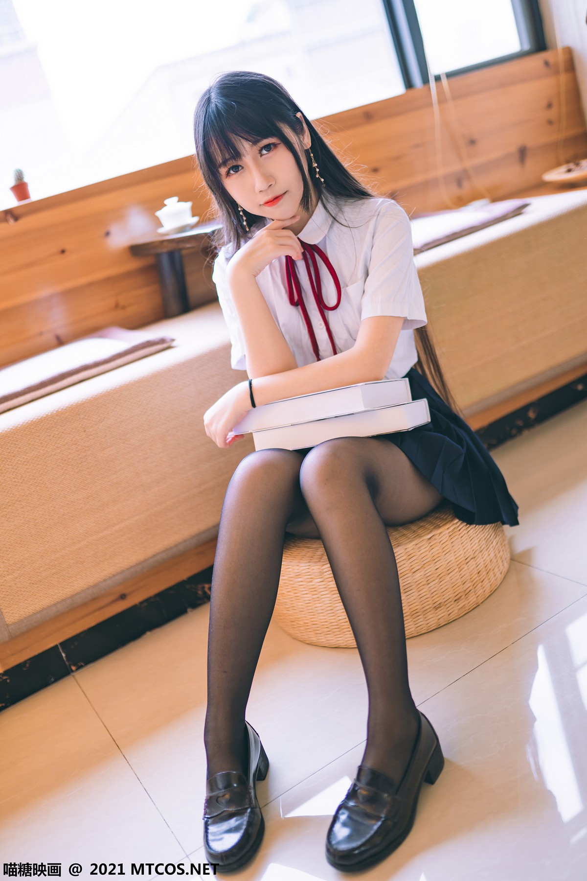jpxgyw.com[喵糖映画]Vol.360_JK制服美女居家私房百褶裙下性感黑丝裤袜秀美腿诱惑写真38P