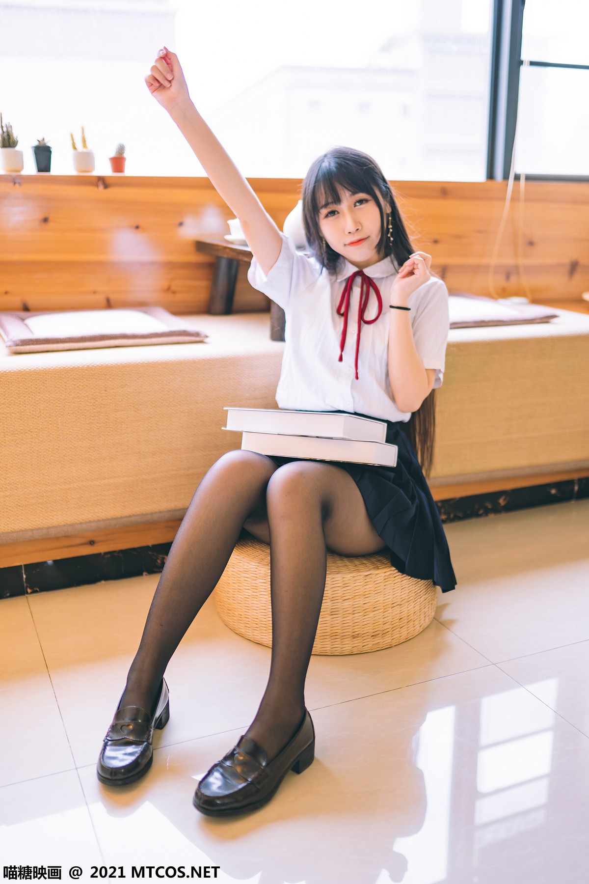 jpxgyw.com[喵糖映画]Vol.360_JK制服美女居家私房百褶裙下性感黑丝裤袜秀美腿诱惑写真38P