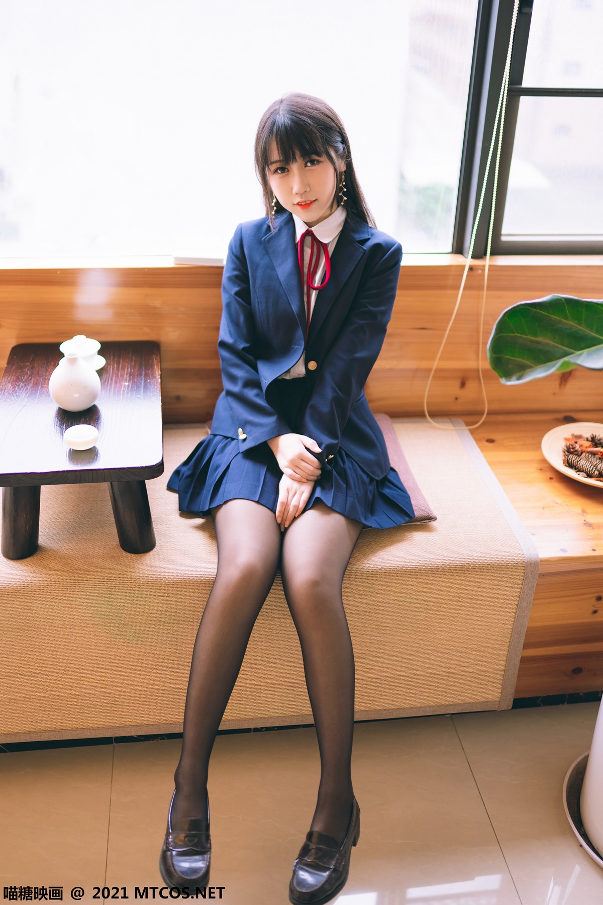 jpxgyw.com[喵糖映画]Vol.360_JK制服美女居家私房百褶裙下性感黑丝裤袜秀美腿诱惑写真38P