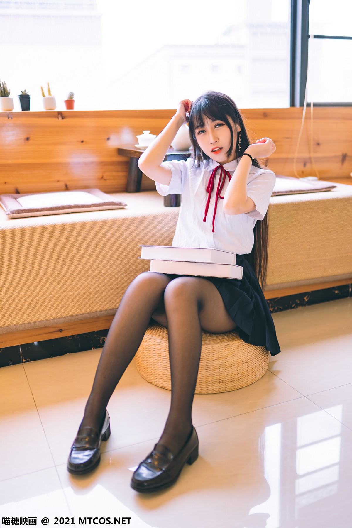 jpxgyw.com[喵糖映画]Vol.360_JK制服美女居家私房百褶裙下性感黑丝裤袜秀美腿诱惑写真38P