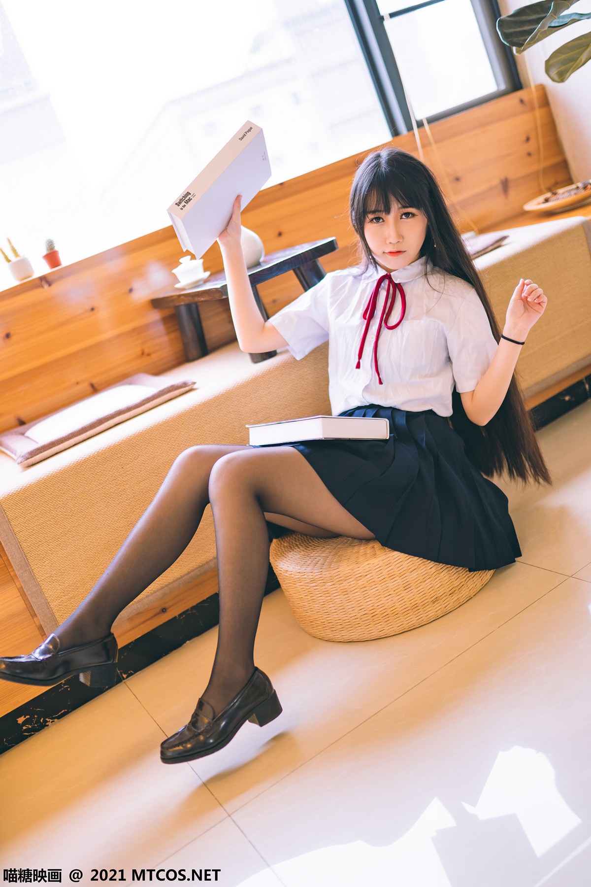 jpxgyw.com[喵糖映画]Vol.360_JK制服美女居家私房百褶裙下性感黑丝裤袜秀美腿诱惑写真38P