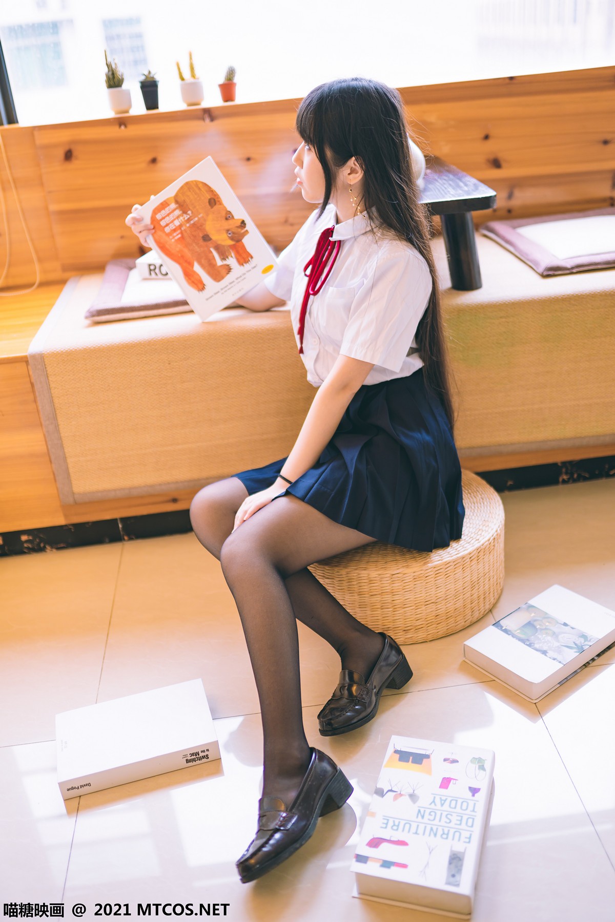 jpxgyw.com[喵糖映画]Vol.360_JK制服美女居家私房百褶裙下性感黑丝裤袜秀美腿诱惑写真38P