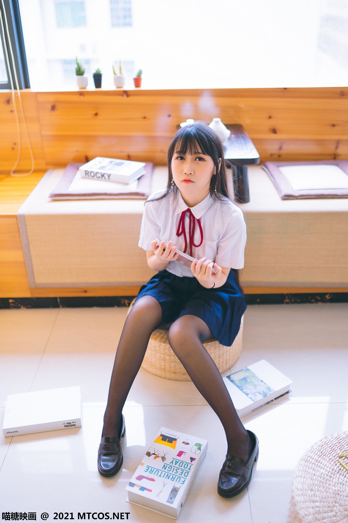 jpxgyw.com[喵糖映画]Vol.360_JK制服美女居家私房百褶裙下性感黑丝裤袜秀美腿诱惑写真38P