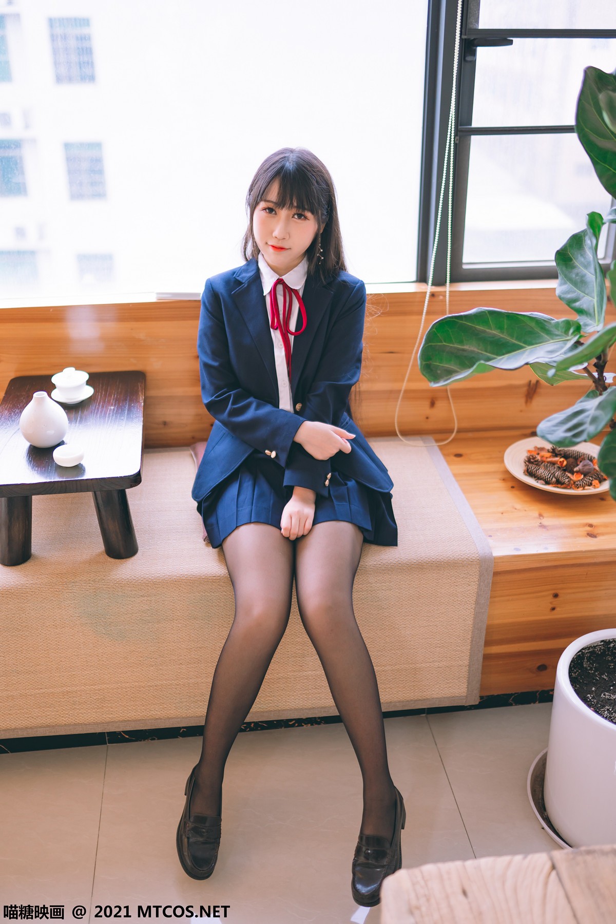 jpxgyw.com[喵糖映画]Vol.360_JK制服美女居家私房百褶裙下性感黑丝裤袜秀美腿诱惑写真38P