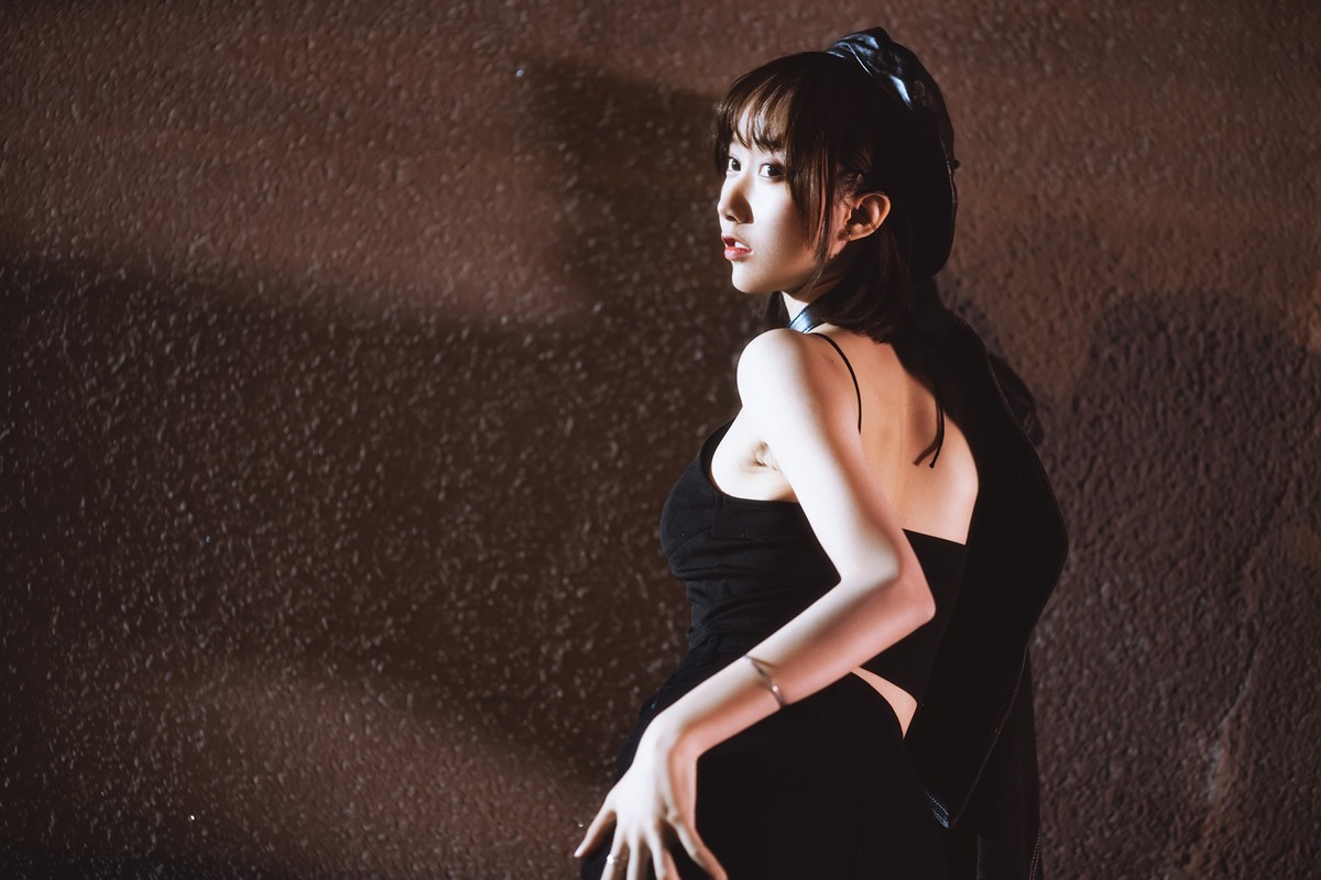 jpxgyw.com[喵糖映画]Vol.362_短发美女户外黑色吊带配黑短裙秀白嫩美腿迷人诱惑写真30P