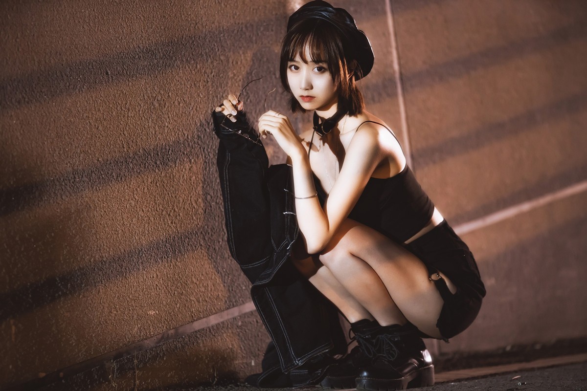 jpxgyw.com[喵糖映画]Vol.362_短发美女户外黑色吊带配黑短裙秀白嫩美腿迷人诱惑写真30P