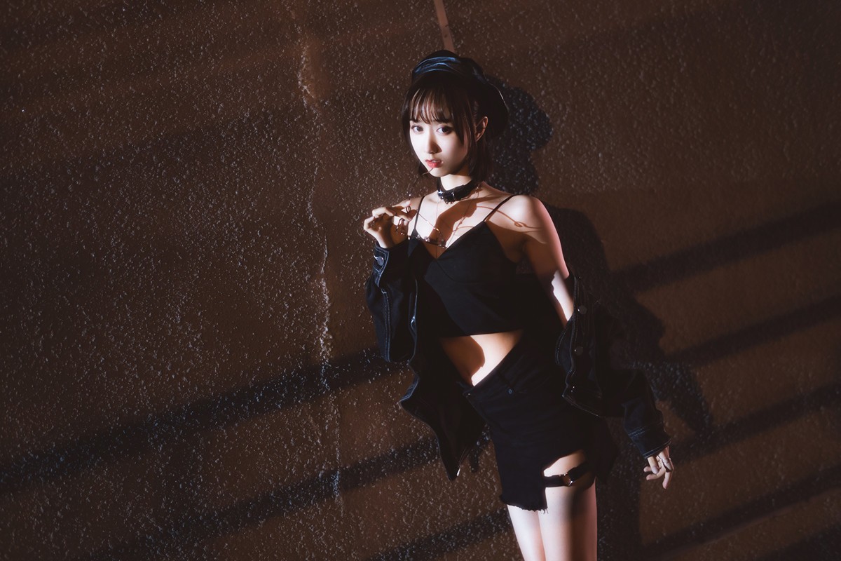jpxgyw.com[喵糖映画]Vol.362_短发美女户外黑色吊带配黑短裙秀白嫩美腿迷人诱惑写真30P