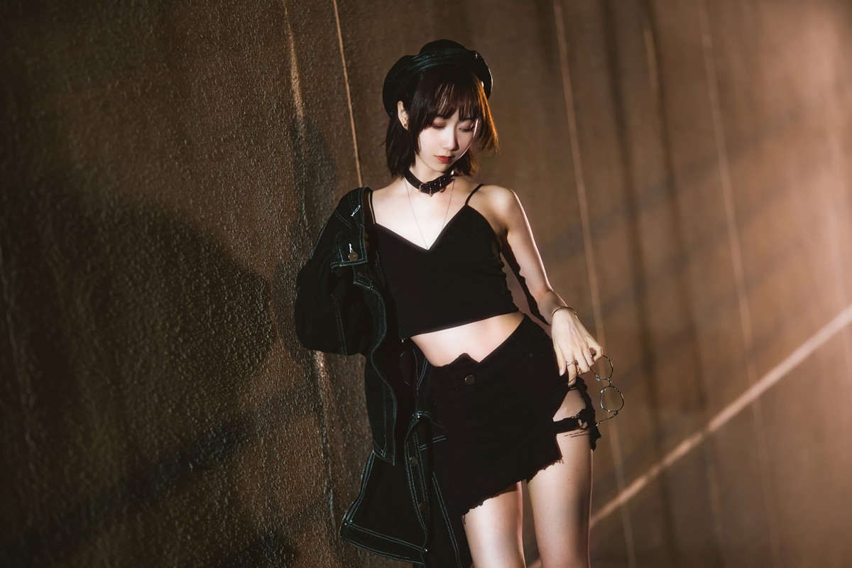 jpxgyw.com[喵糖映画]Vol.362_短发美女户外黑色吊带配黑短裙秀白嫩美腿迷人诱惑写真30P