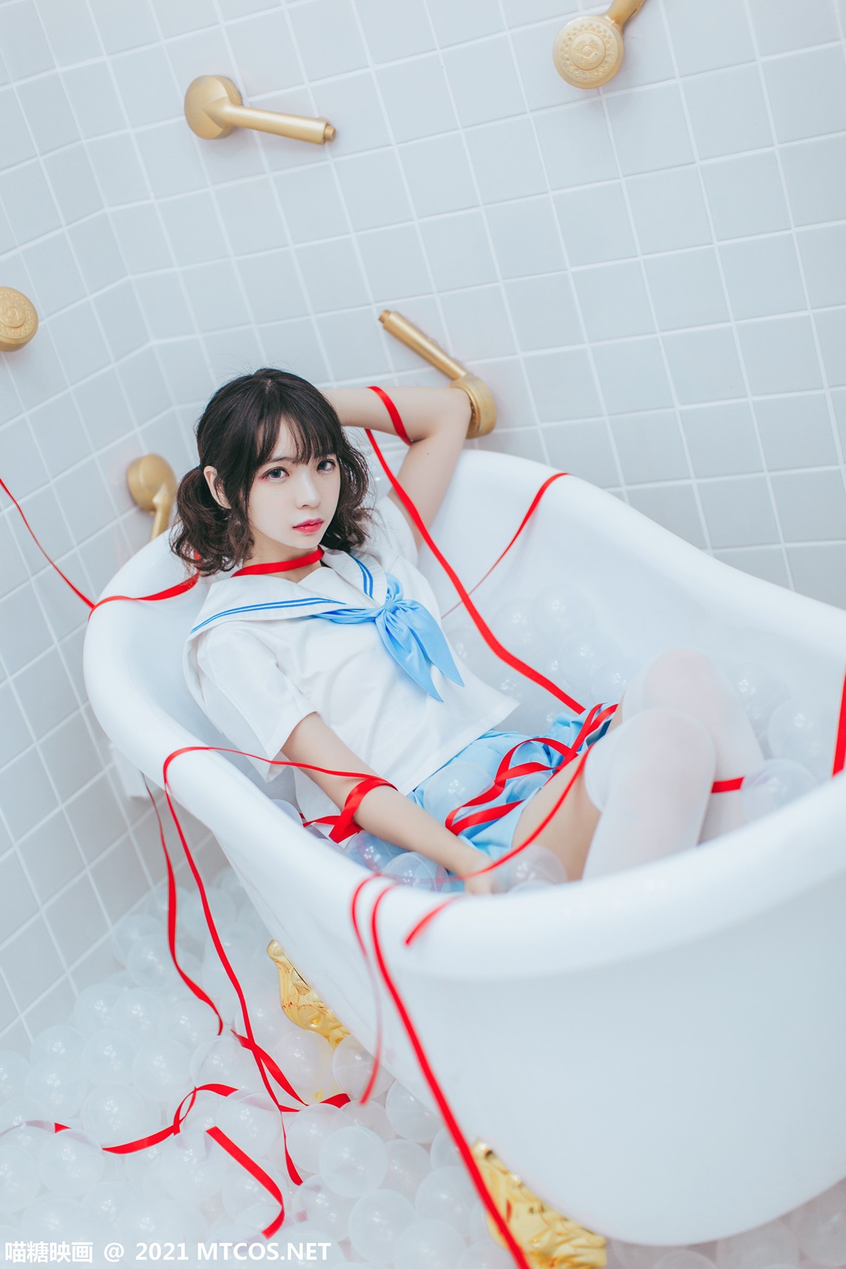 jpxgyw.com[喵糖映画]Vol.364_JK制服美女浴室红色飘带捆绑艺白丝腿袜秀美腿迷人写真21P