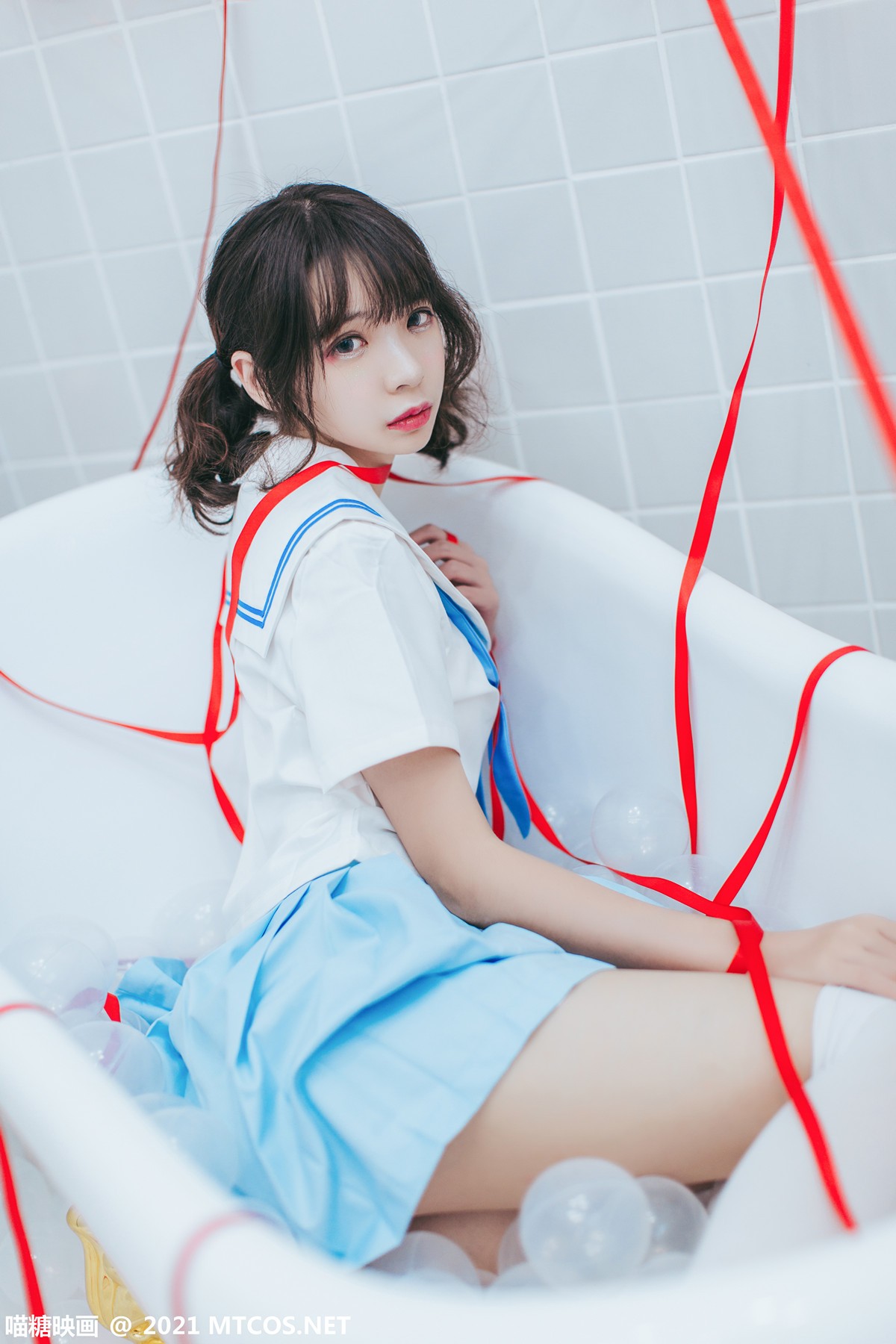 jpxgyw.com[喵糖映画]Vol.364_JK制服美女浴室红色飘带捆绑艺白丝腿袜秀美腿迷人写真21P