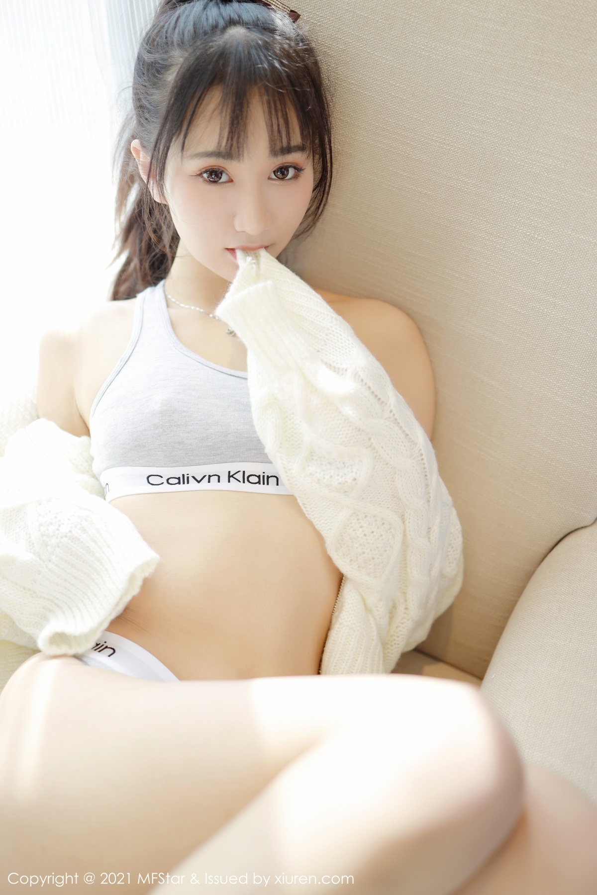 jpxgyw.com[MFStar模范学院]Vol.467_嫩模小果冻儿私房沙发上性感运动内衣半脱露翘臀撩人诱惑写真42P