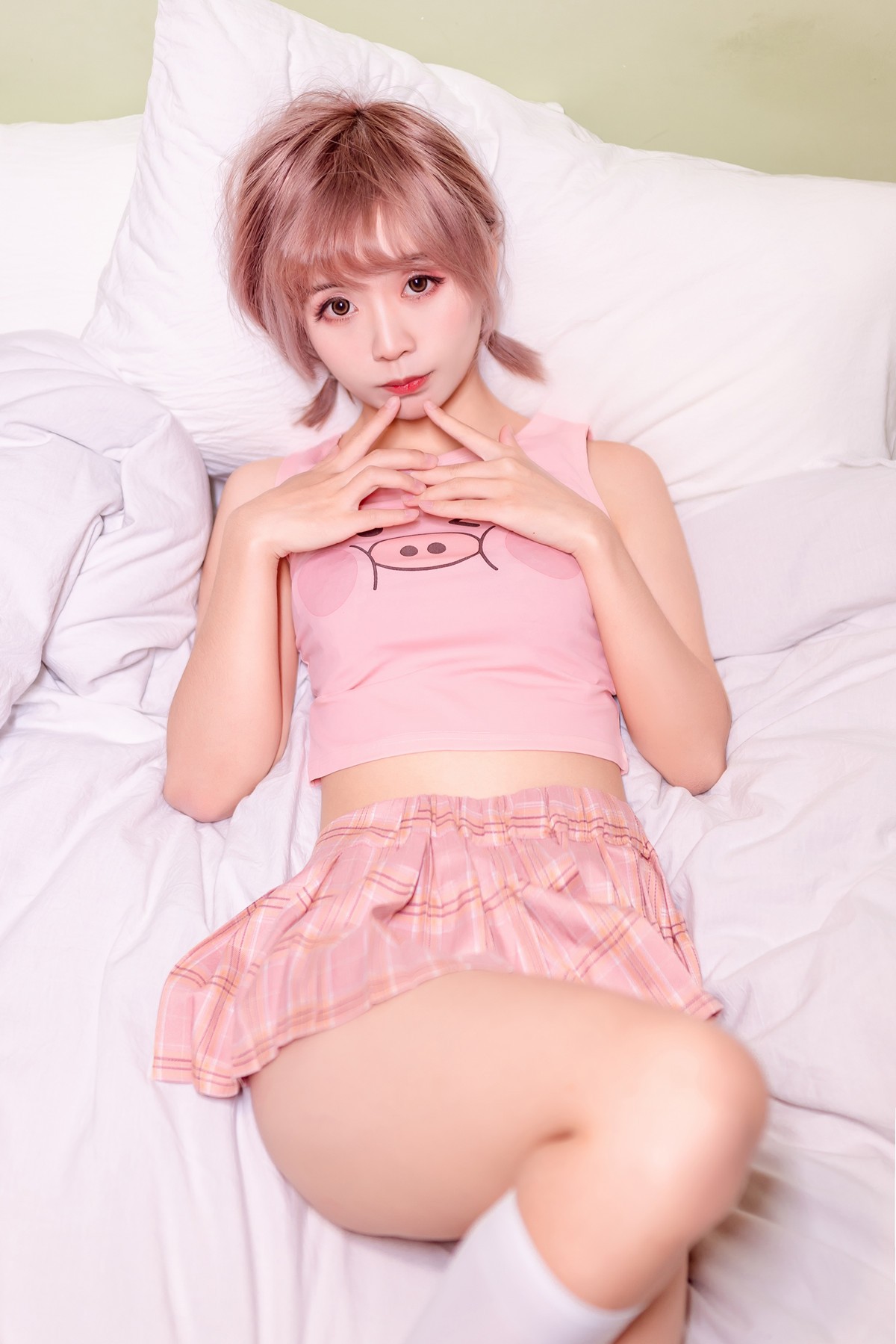 jpxgmn.cc[喵糖映画]Vol.366_猪猪女孩私房床上粉色格子裙配白色腿袜秀完美身材诱惑写真27P