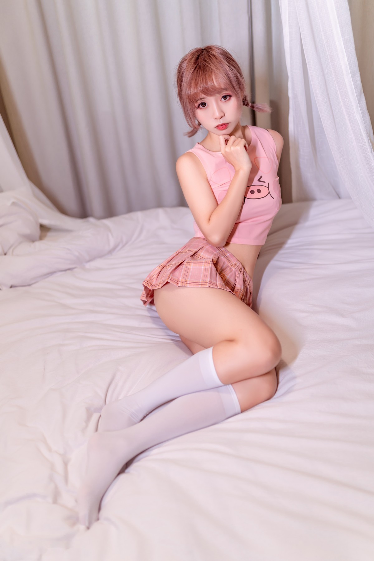 jpxgmn.cc[喵糖映画]Vol.366_猪猪女孩私房床上粉色格子裙配白色腿袜秀完美身材诱惑写真27P