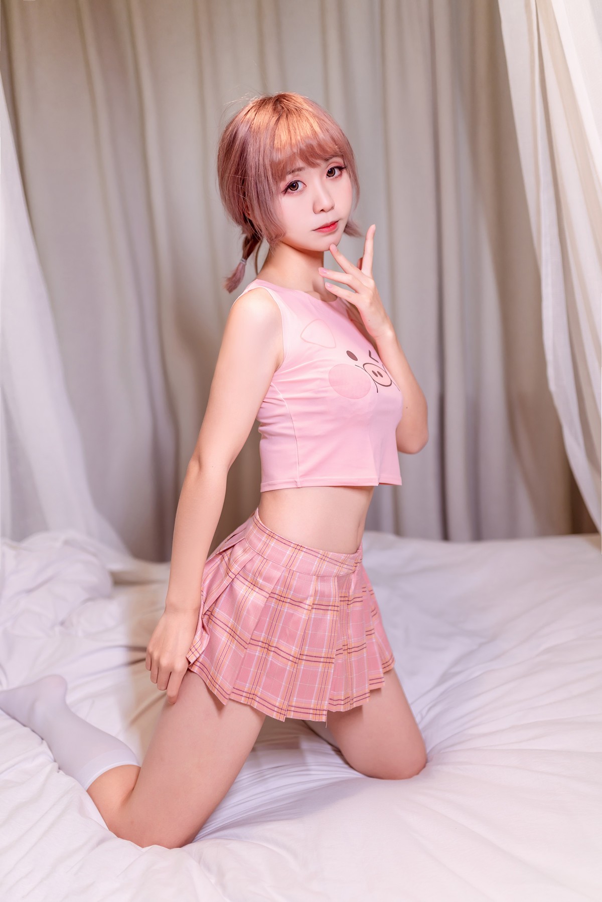 jpxgmn.cc[喵糖映画]Vol.366_猪猪女孩私房床上粉色格子裙配白色腿袜秀完美身材诱惑写真27P