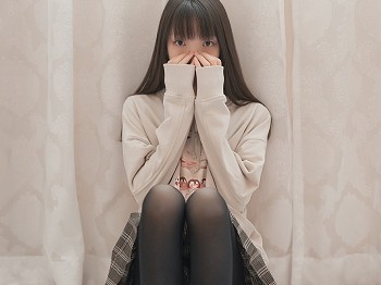 Vol.367_秀发美少女私人床上性感格子裙配黑色丝袜裤袜秀美腿迷人骚扰写真50P