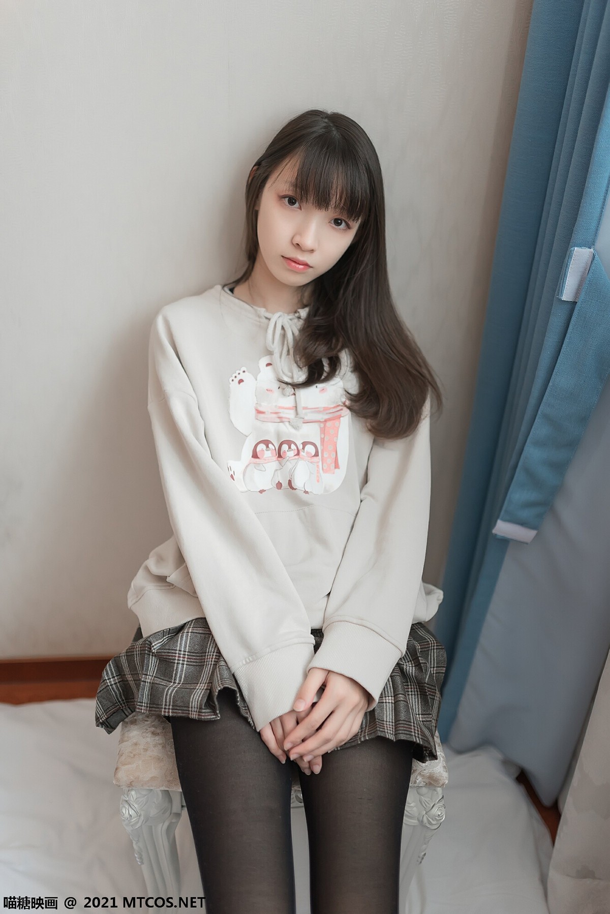 jpxgmn.cc[喵糖映画]Vol.367_秀发美少女私房床上性感格子裙配黑丝裤袜秀美腿迷人诱惑写真50P