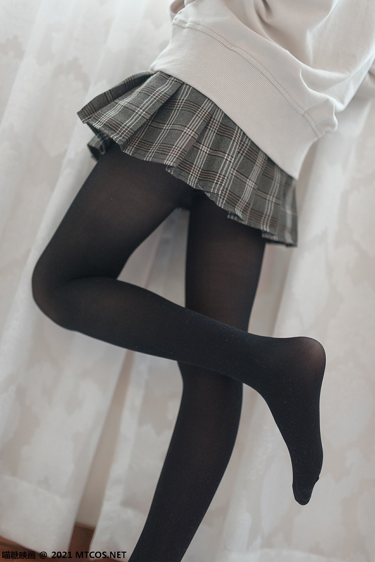 jpxgmn.cc[喵糖映画]Vol.367_秀发美少女私房床上性感格子裙配黑丝裤袜秀美腿迷人诱惑写真50P