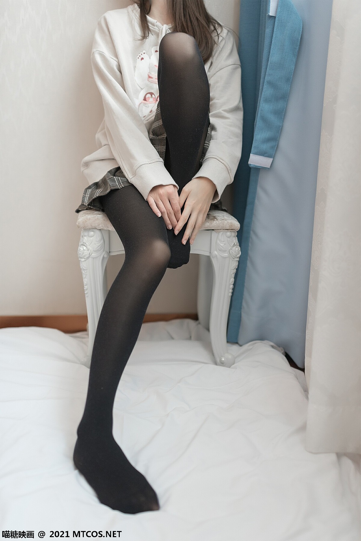 jpxgmn.cc[喵糖映画]Vol.367_秀发美少女私房床上性感格子裙配黑丝裤袜秀美腿迷人诱惑写真50P