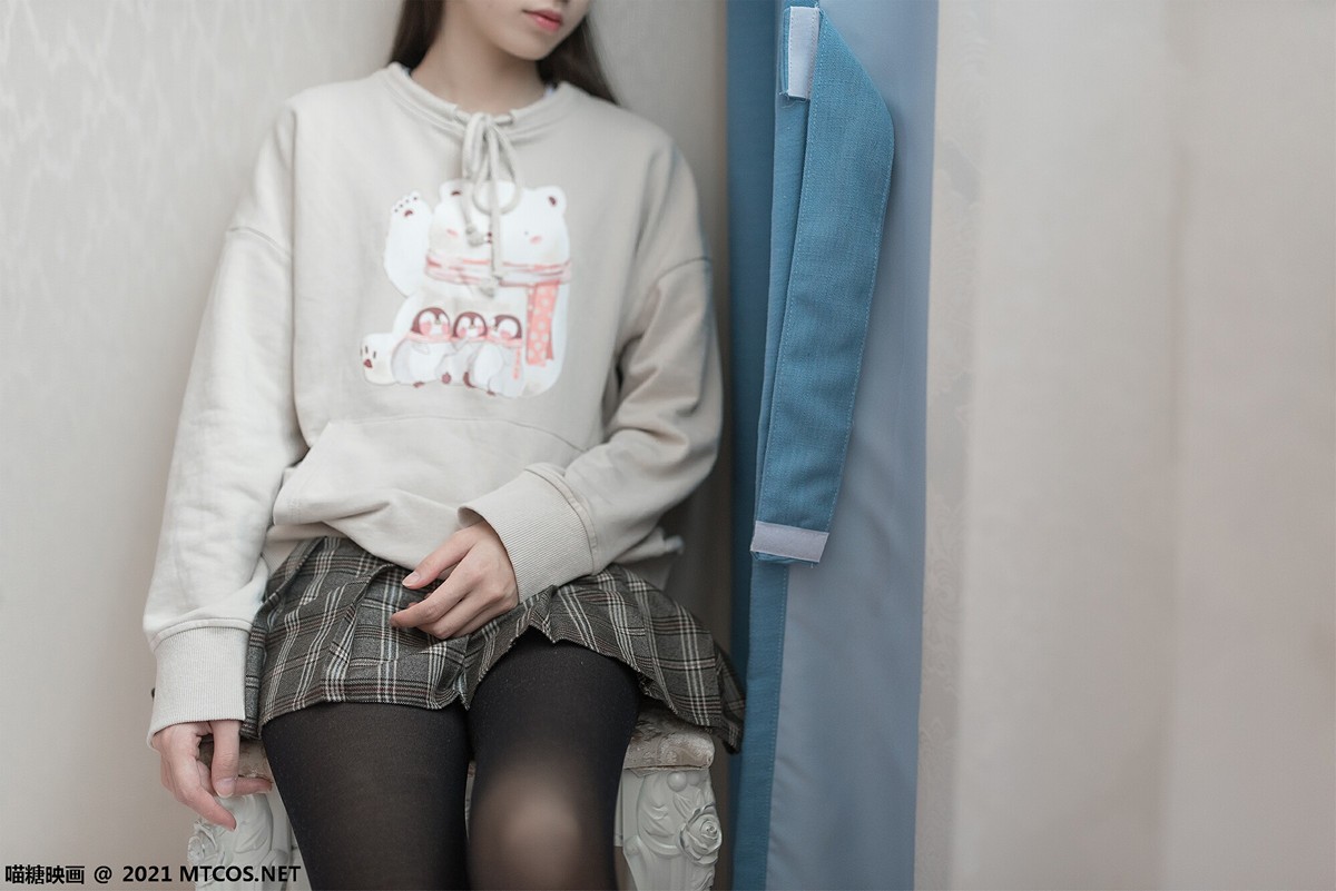 jpxgmn.cc[喵糖映画]Vol.367_秀发美少女私房床上性感格子裙配黑丝裤袜秀美腿迷人诱惑写真50P