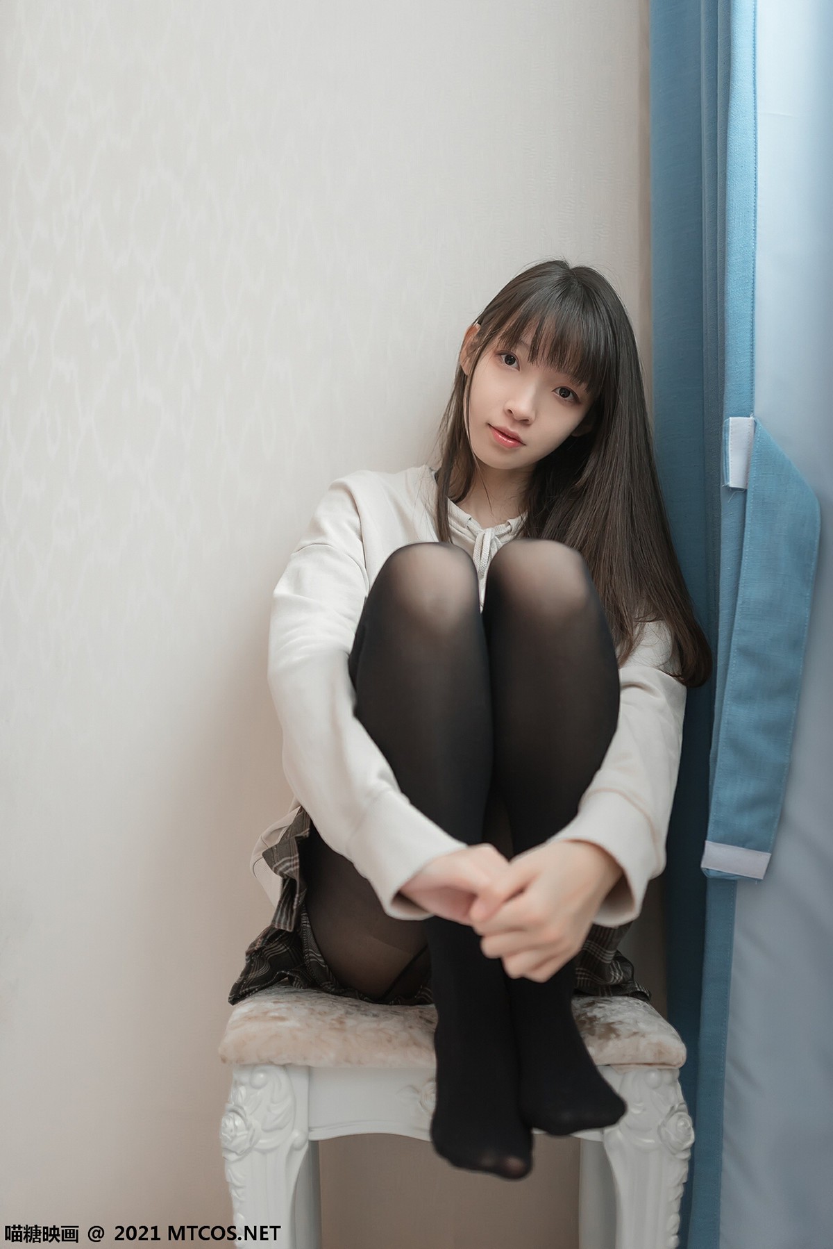 jpxgmn.cc[喵糖映画]Vol.367_秀发美少女私房床上性感格子裙配黑丝裤袜秀美腿迷人诱惑写真50P