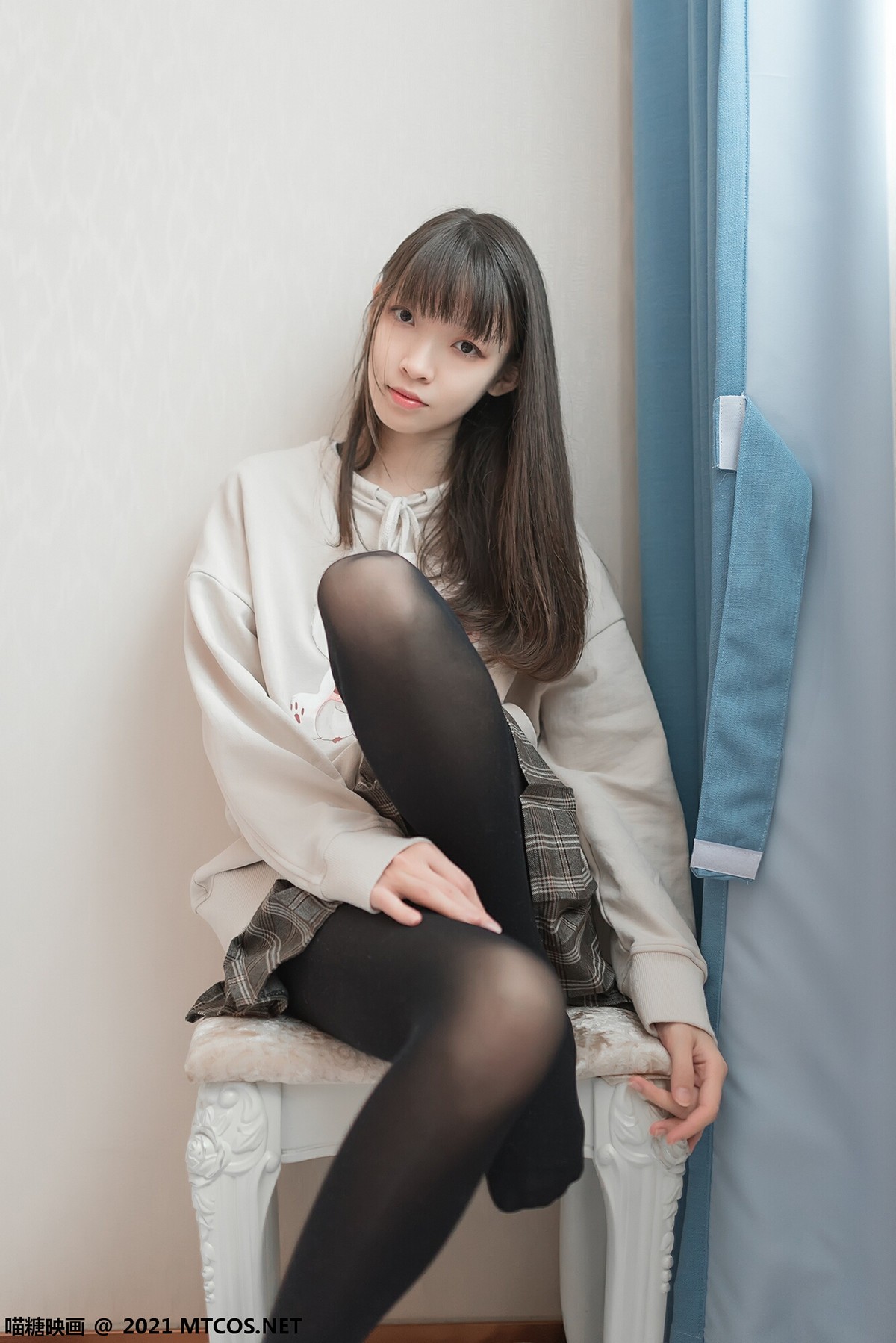 jpxgmn.cc[喵糖映画]Vol.367_秀发美少女私房床上性感格子裙配黑丝裤袜秀美腿迷人诱惑写真50P