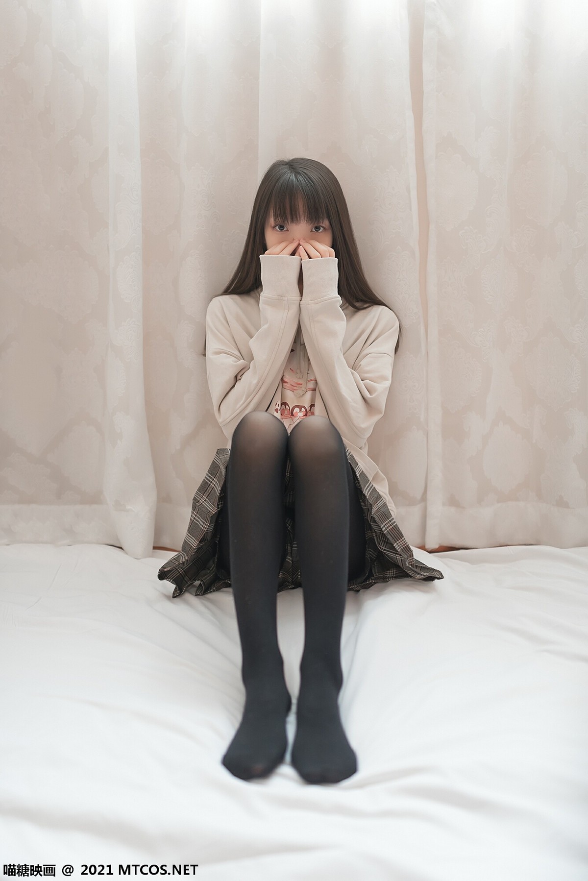 jpxgmn.cc[喵糖映画]Vol.367_秀发美少女私房床上性感格子裙配黑丝裤袜秀美腿迷人诱惑写真50P