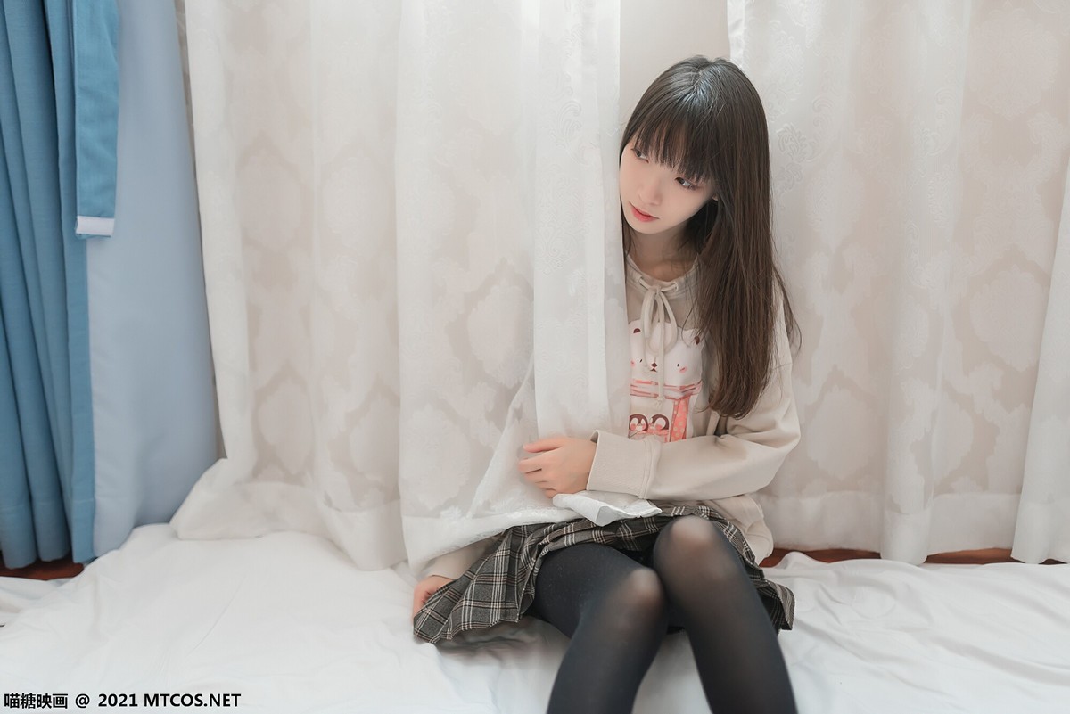 jpxgmn.cc[喵糖映画]Vol.367_秀发美少女私房床上性感格子裙配黑丝裤袜秀美腿迷人诱惑写真50P
