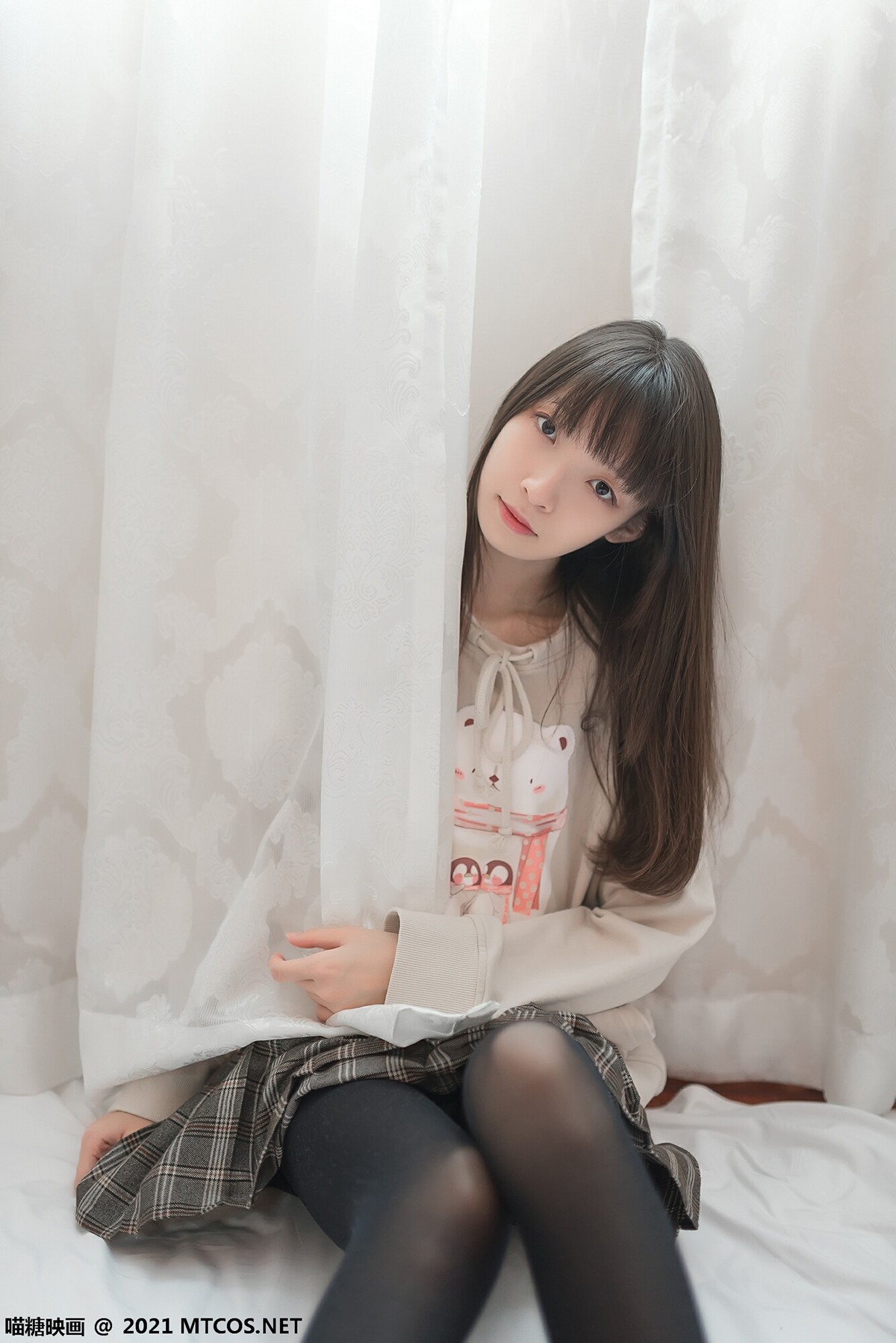 jpxgmn.cc[喵糖映画]Vol.367_秀发美少女私房床上性感格子裙配黑丝裤袜秀美腿迷人诱惑写真50P