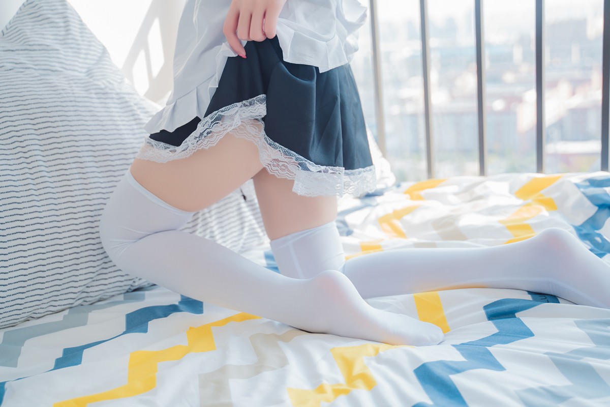jpxgmn.cc[喵糖映画]Vol.368_猫女郎美少女私房性感蕾丝边女仆装配白丝腿袜迷人诱惑写真37P