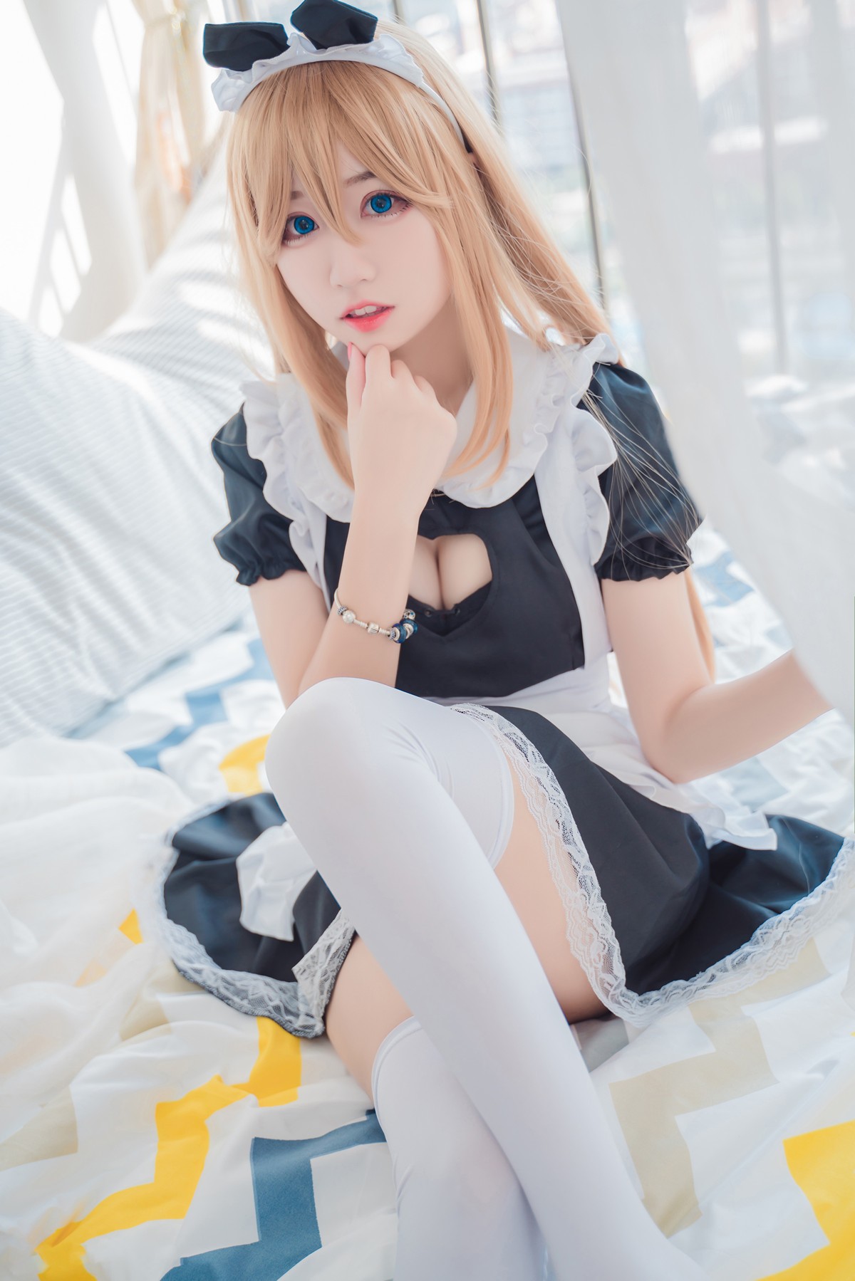 jpxgmn.cc[喵糖映画]Vol.368_猫女郎美少女私房性感蕾丝边女仆装配白丝腿袜迷人诱惑写真37P