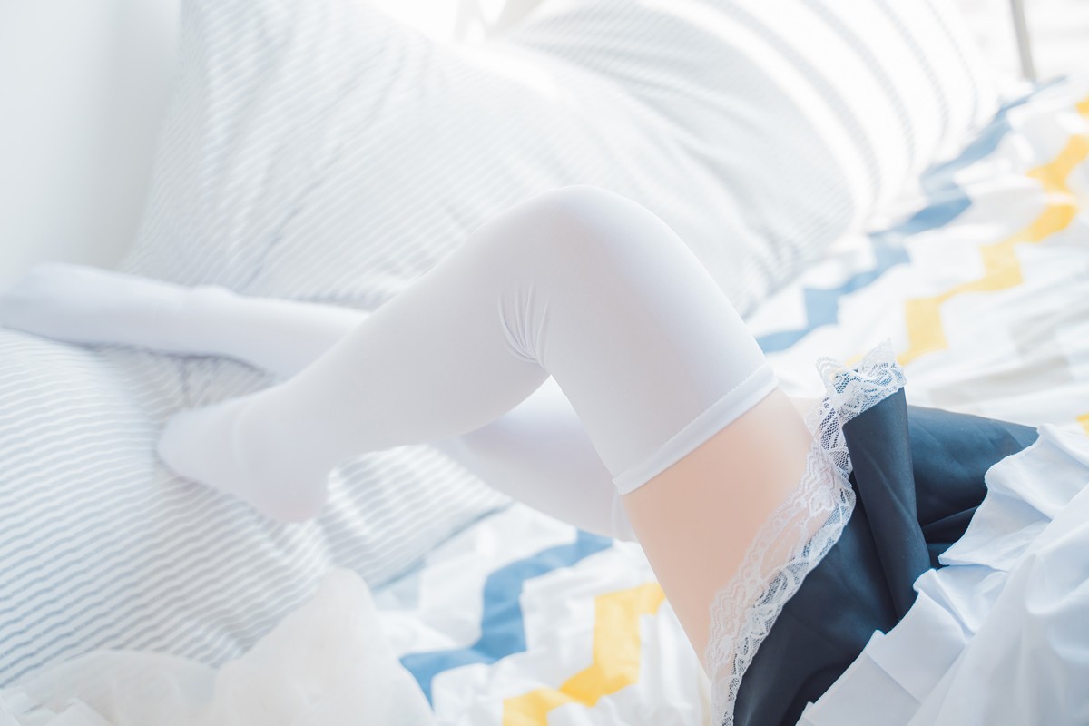 jpxgmn.cc[喵糖映画]Vol.368_猫女郎美少女私房性感蕾丝边女仆装配白丝腿袜迷人诱惑写真37P