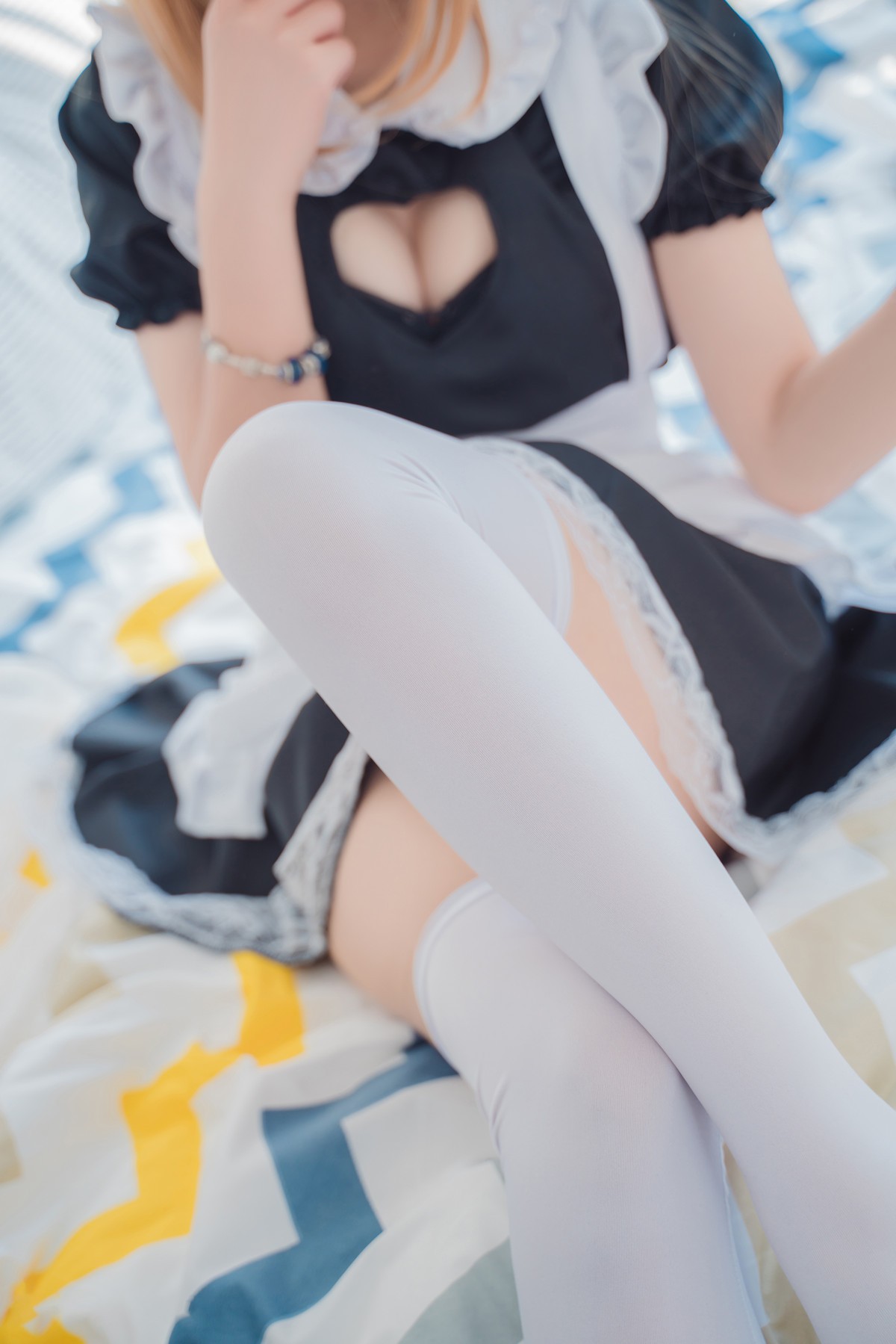 jpxgmn.cc[喵糖映画]Vol.368_猫女郎美少女私房性感蕾丝边女仆装配白丝腿袜迷人诱惑写真37P