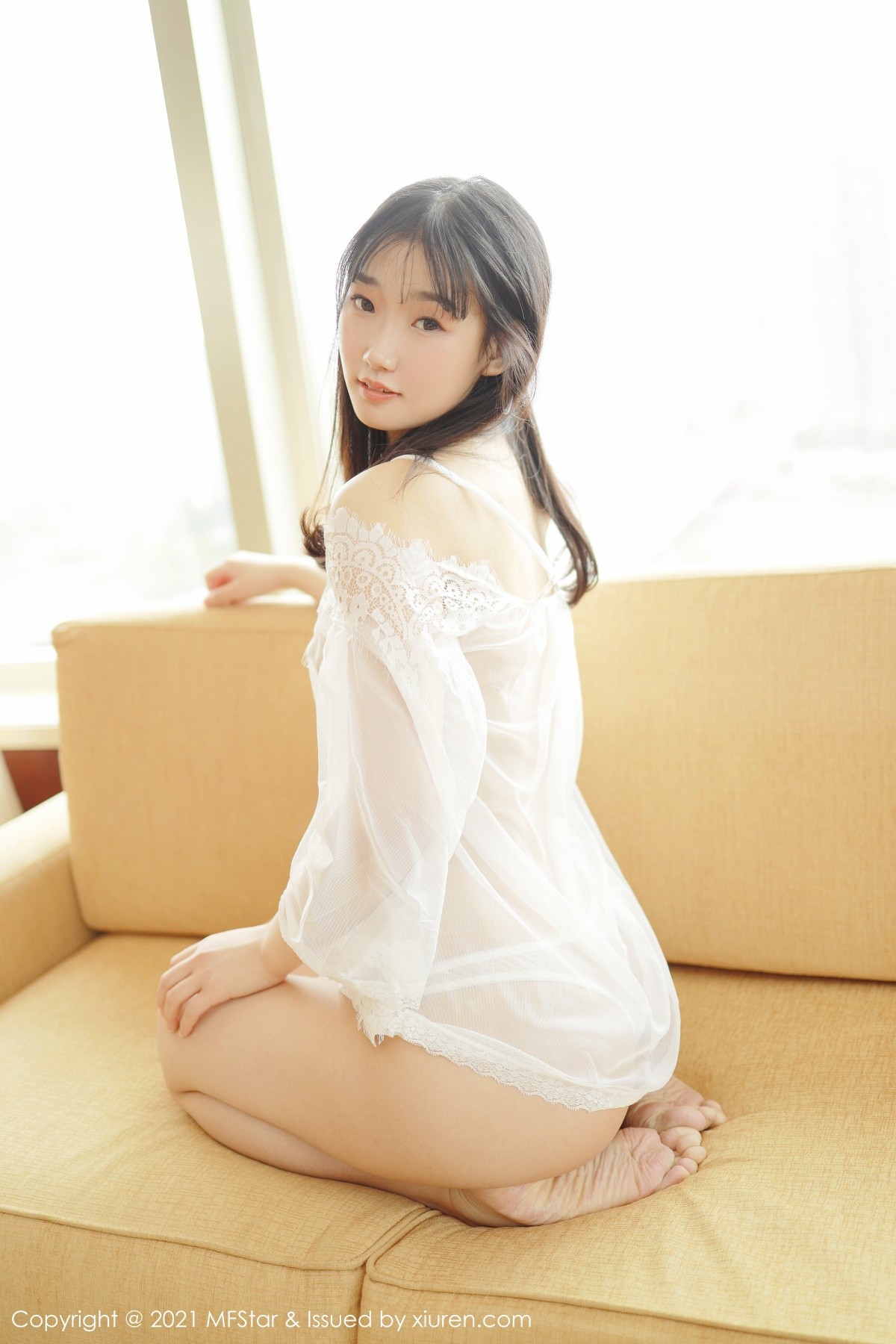 jpxgmn.cc[MFStar模范学院]Vol.470_嫩模母崽崽私房沙发上白色轻薄通透服饰秀白嫩翘臀诱惑写真38P