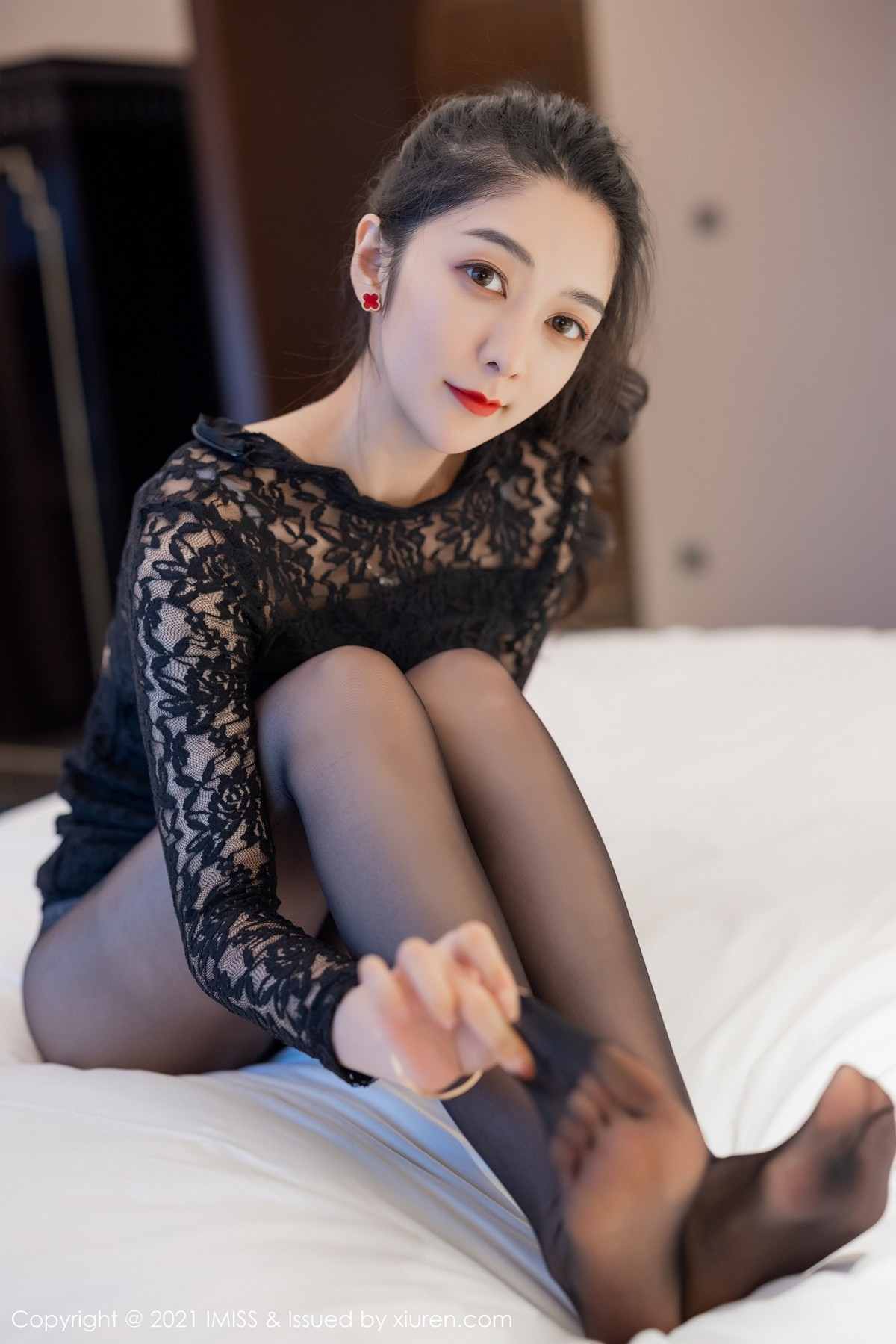 jpxgmn.cc[IMISS爱蜜社]Vol.566_女神小热巴私房床上半脱露性感内衣黑丝裤袜撩人诱惑写真63P