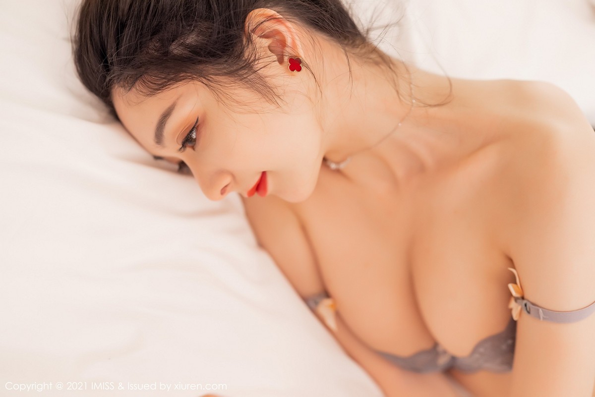 jpxgmn.cc[IMISS爱蜜社]Vol.566_女神小热巴私房床上半脱露性感内衣黑丝裤袜撩人诱惑写真63P