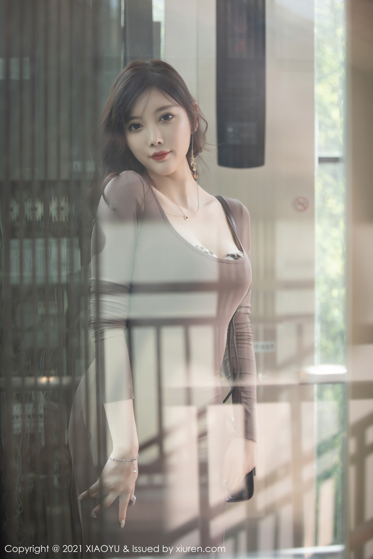 jpxgmn.cc[XiaoYu画语界]Vol.492_女神杨晨晨sugar西双版纳旅拍脱长裙露性感豹纹内衣诱惑写真64P