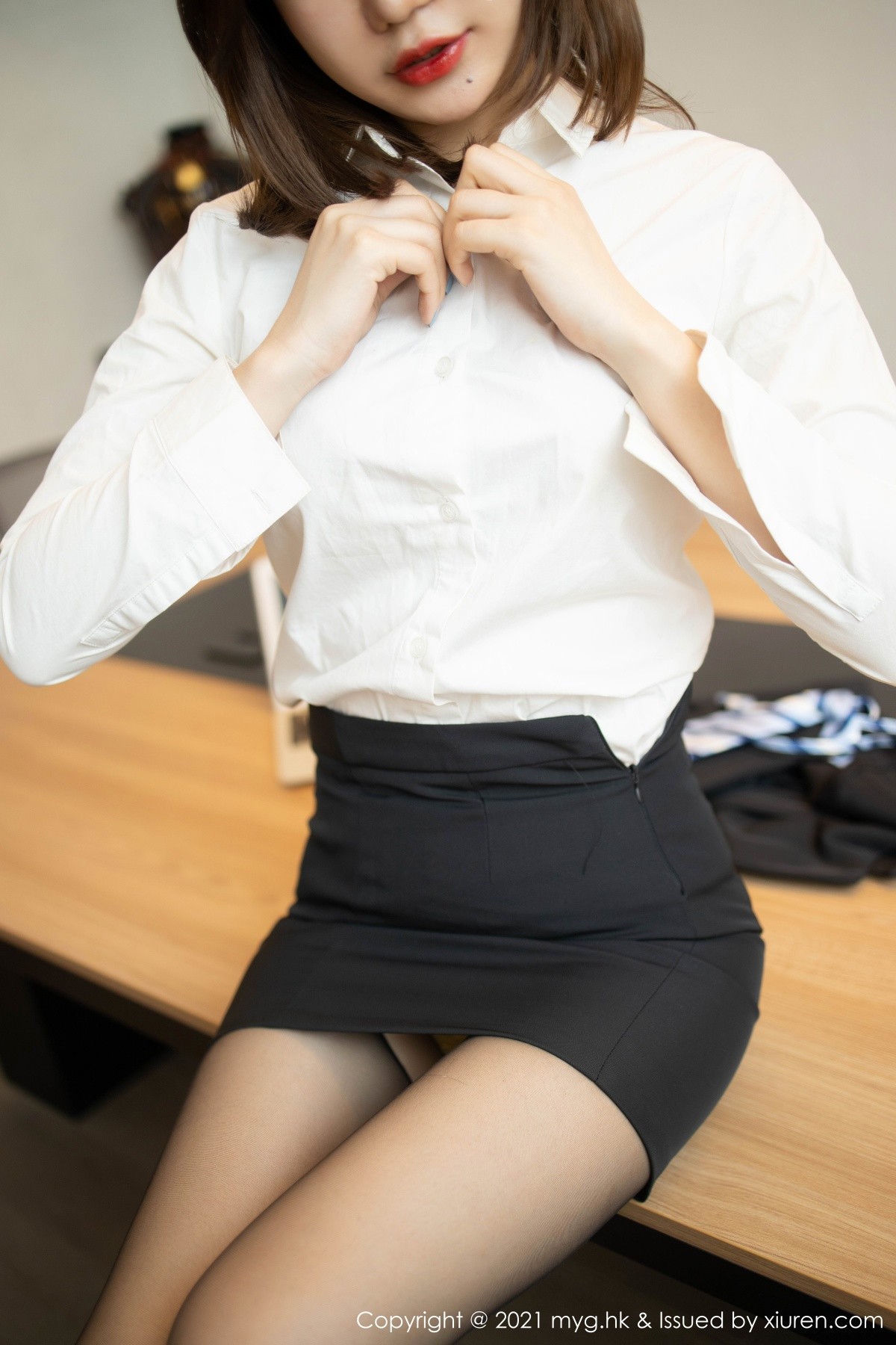 jpxgmn.cc[MyGirl美媛馆]Vol.499_女神Carina绮里嘉性感白衬衣配黑短裙露黑丝裤袜撩人诱惑写真80P