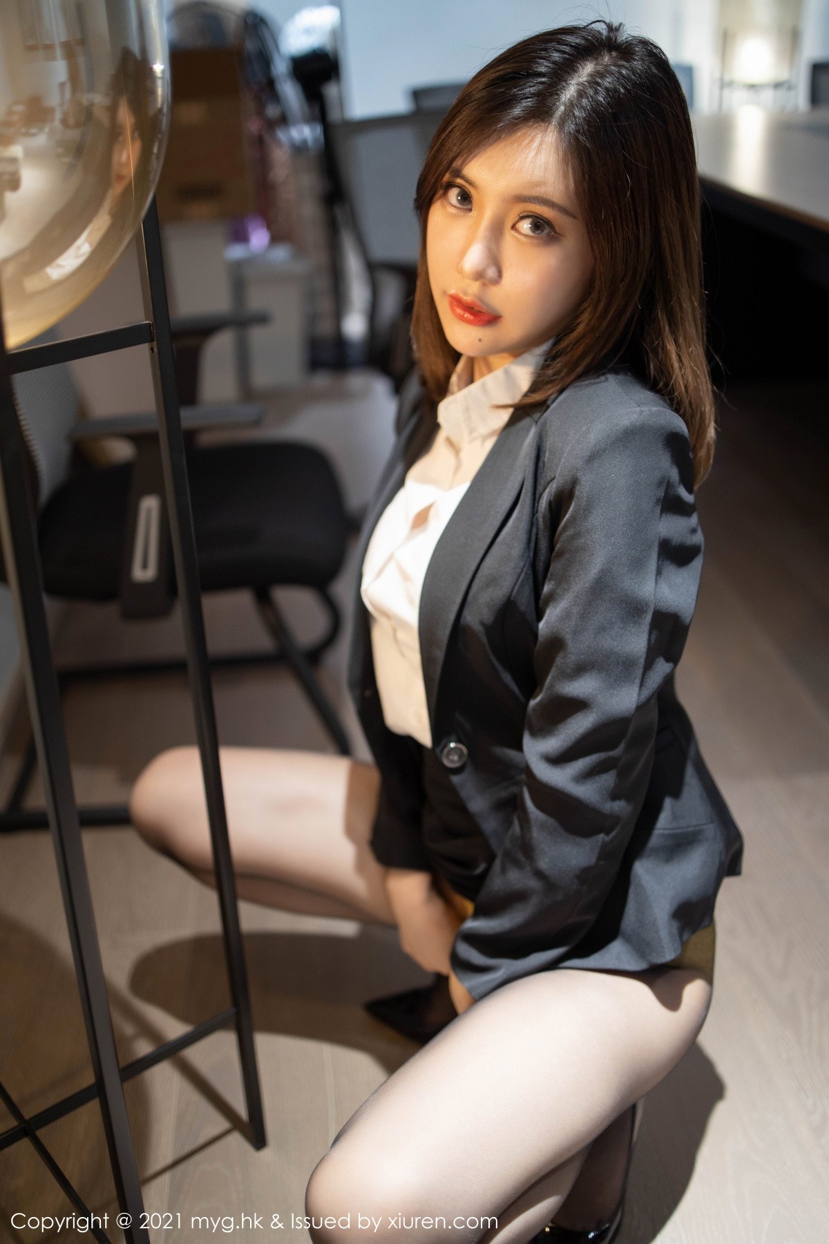 jpxgmn.cc[MyGirl美媛馆]Vol.499_女神Carina绮里嘉性感白衬衣配黑短裙露黑丝裤袜撩人诱惑写真80P