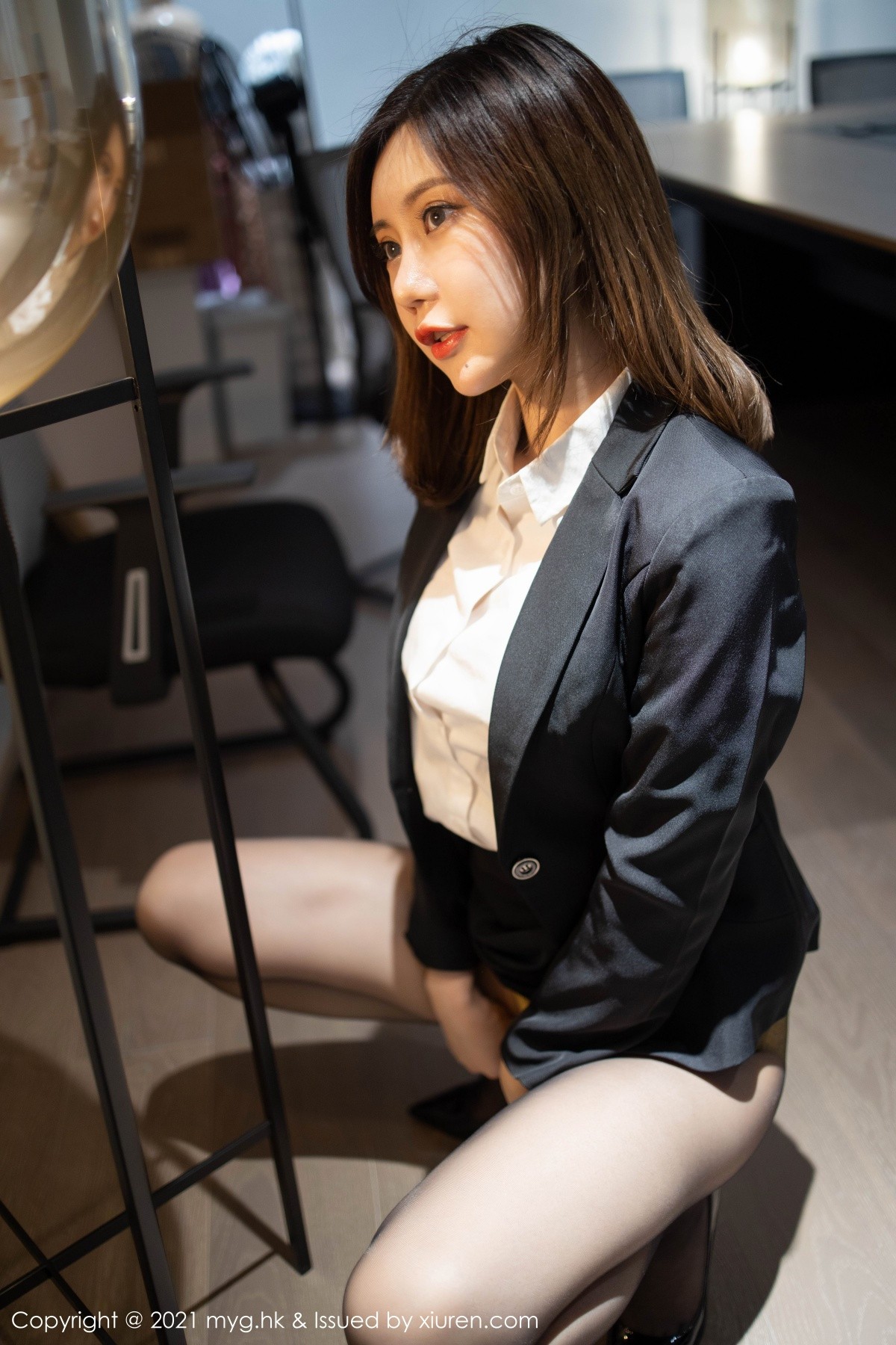 jpxgmn.cc[MyGirl美媛馆]Vol.499_女神Carina绮里嘉性感白衬衣配黑短裙露黑丝裤袜撩人诱惑写真80P