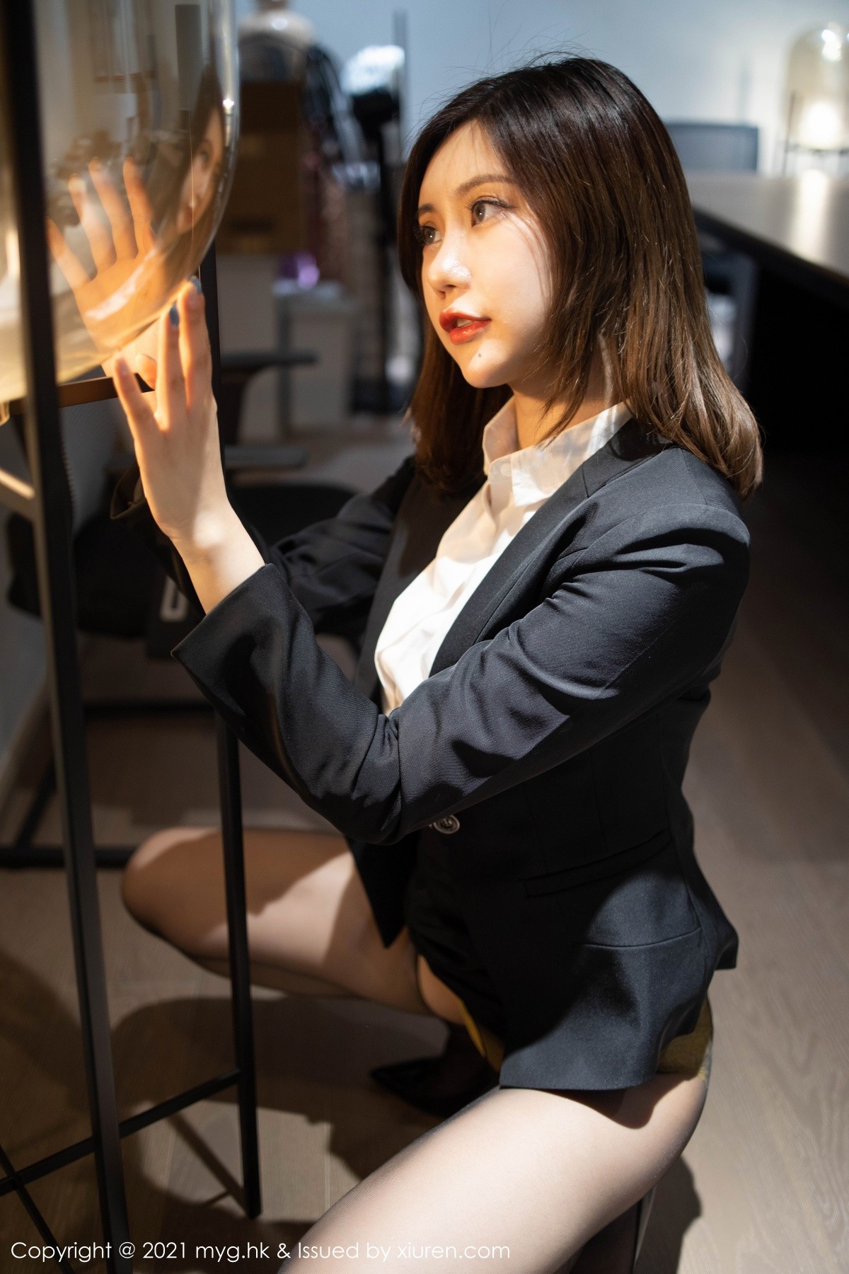 jpxgmn.cc[MyGirl美媛馆]Vol.499_女神Carina绮里嘉性感白衬衣配黑短裙露黑丝裤袜撩人诱惑写真80P
