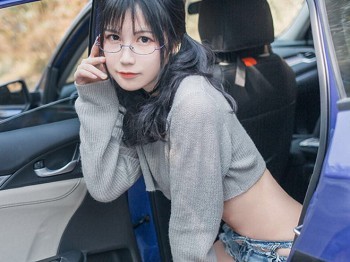 Vol.369_眼镜美少女卧室半截针织毛衣配齐逼牛仔裤秀蜜桃臀美腿骚扰写真20P