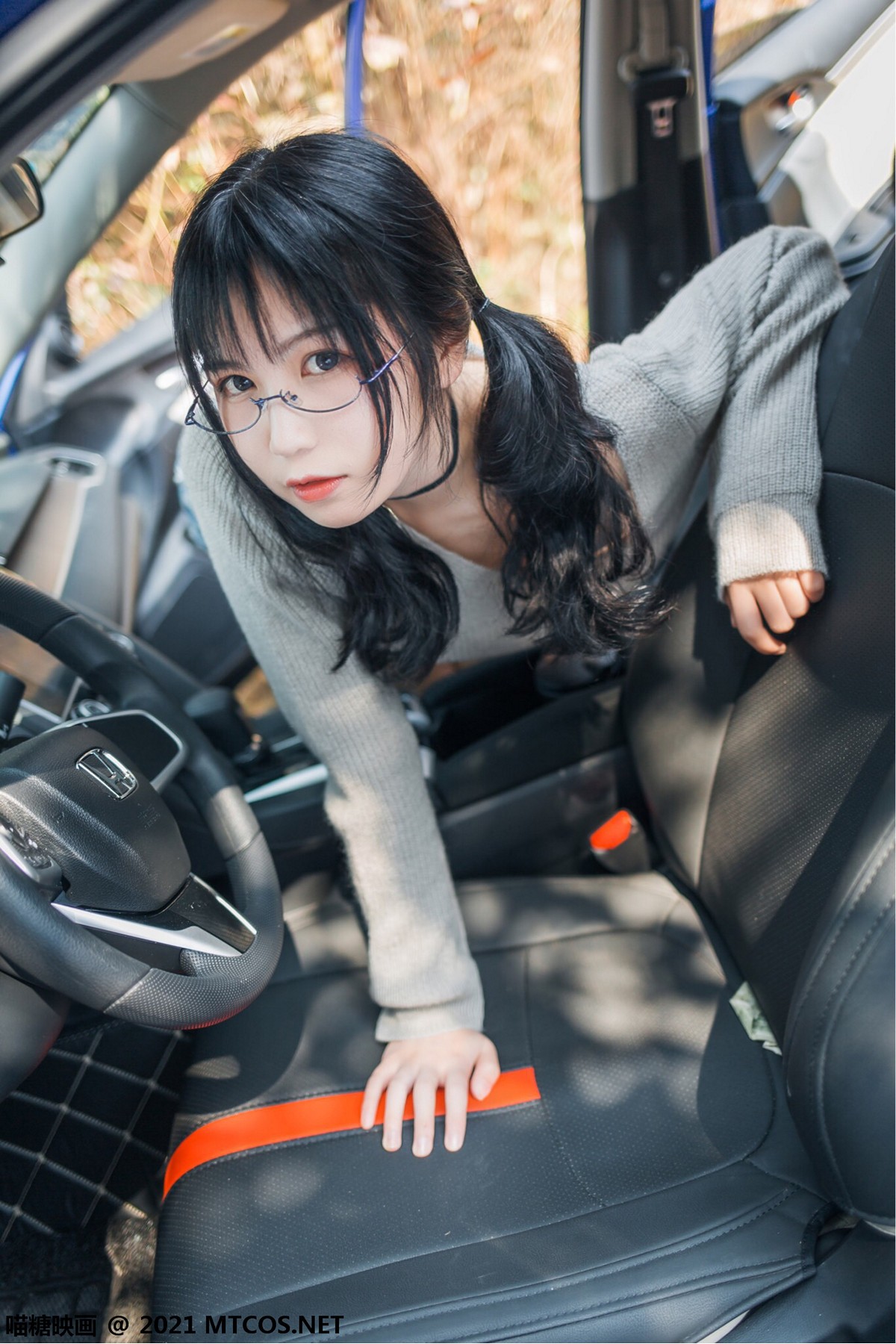 jpxgmn.cc[喵糖映画]Vol.369_眼镜美少女居家半截针织毛衣配齐逼牛仔裤秀翘臀美腿诱惑写真20P