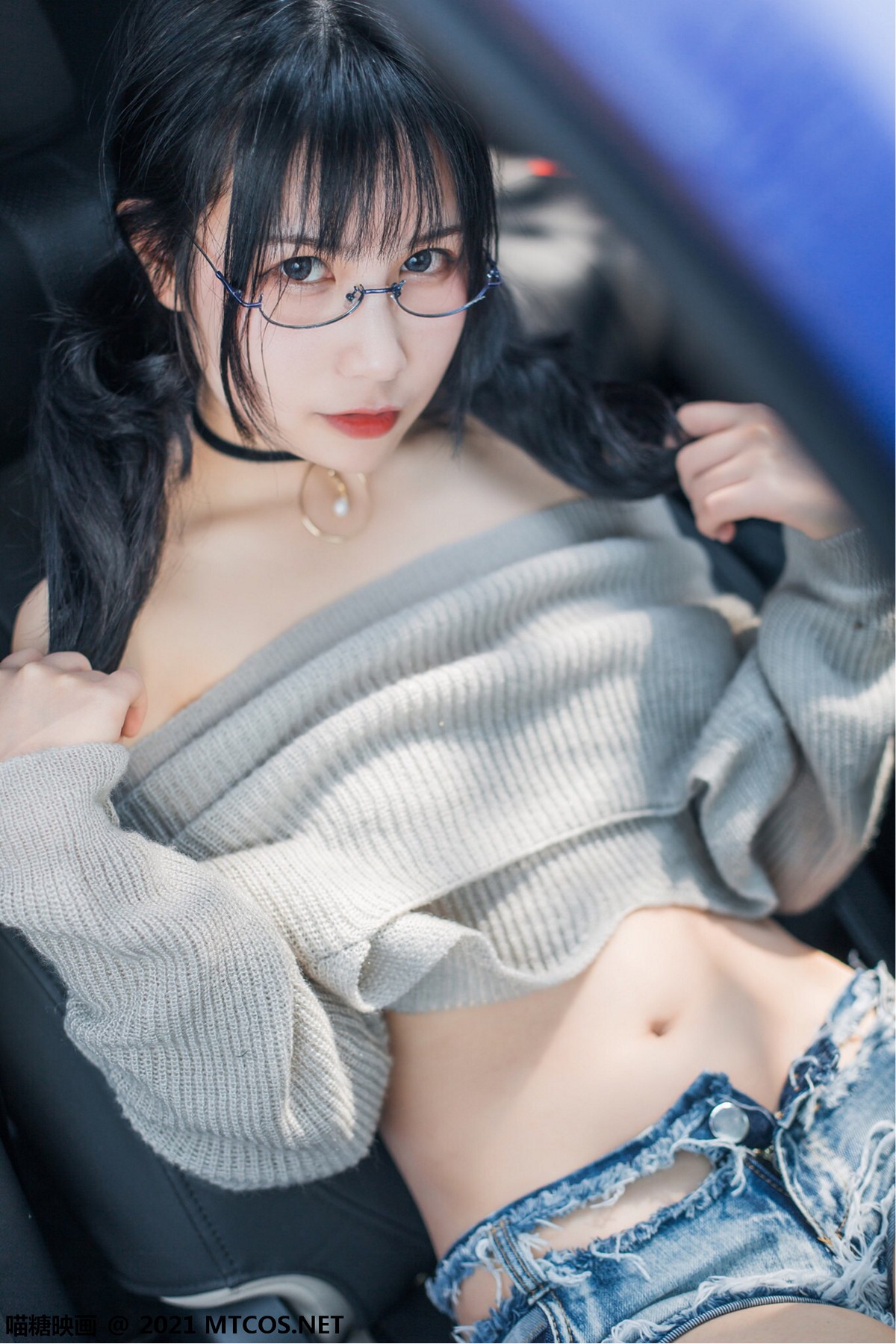 jpxgmn.cc[喵糖映画]Vol.369_眼镜美少女居家半截针织毛衣配齐逼牛仔裤秀翘臀美腿诱惑写真20P