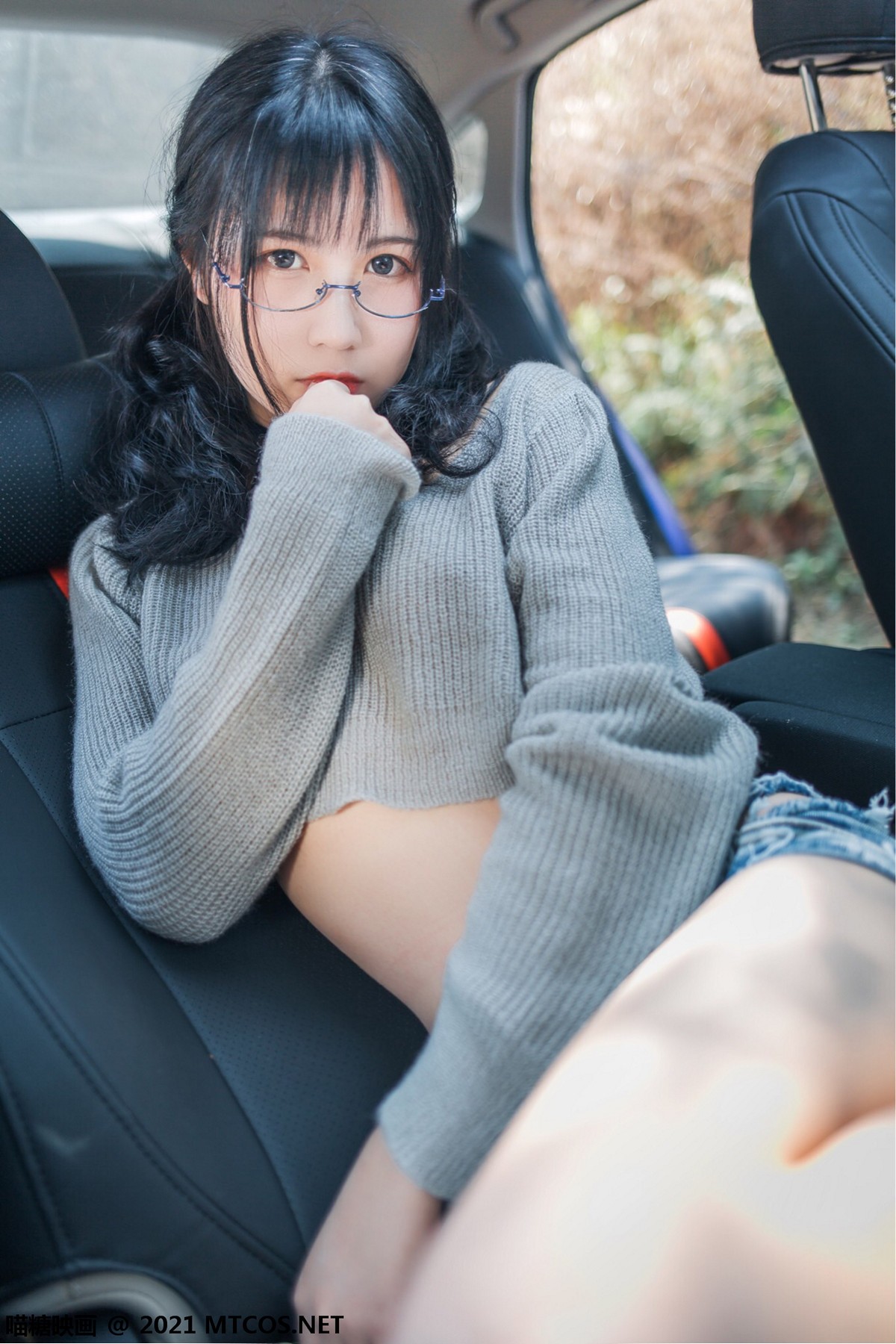 jpxgmn.cc[喵糖映画]Vol.369_眼镜美少女居家半截针织毛衣配齐逼牛仔裤秀翘臀美腿诱惑写真20P