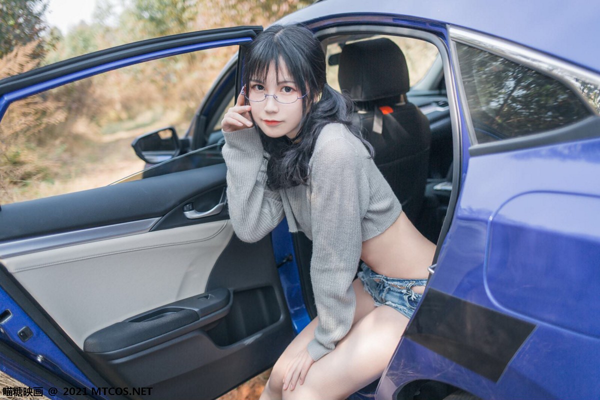 jpxgmn.cc[喵糖映画]Vol.369_眼镜美少女居家半截针织毛衣配齐逼牛仔裤秀翘臀美腿诱惑写真20P