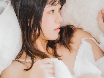 Vol.370_齐刘海美少女私人床上白色绒毛吊带睡衣秀白皙肌肤迷人写真38P