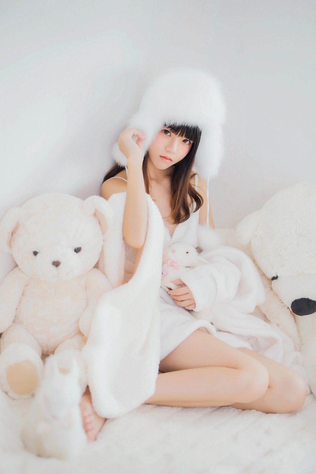 jpxgmn.cc[喵糖映画]Vol.370_齐刘海美少女私房床上白色绒毛吊带睡衣秀白嫩肌肤迷人写真38P