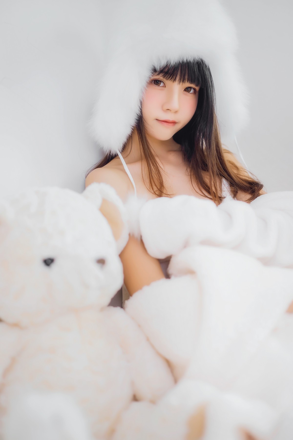 jpxgmn.cc[喵糖映画]Vol.370_齐刘海美少女私房床上白色绒毛吊带睡衣秀白嫩肌肤迷人写真38P
