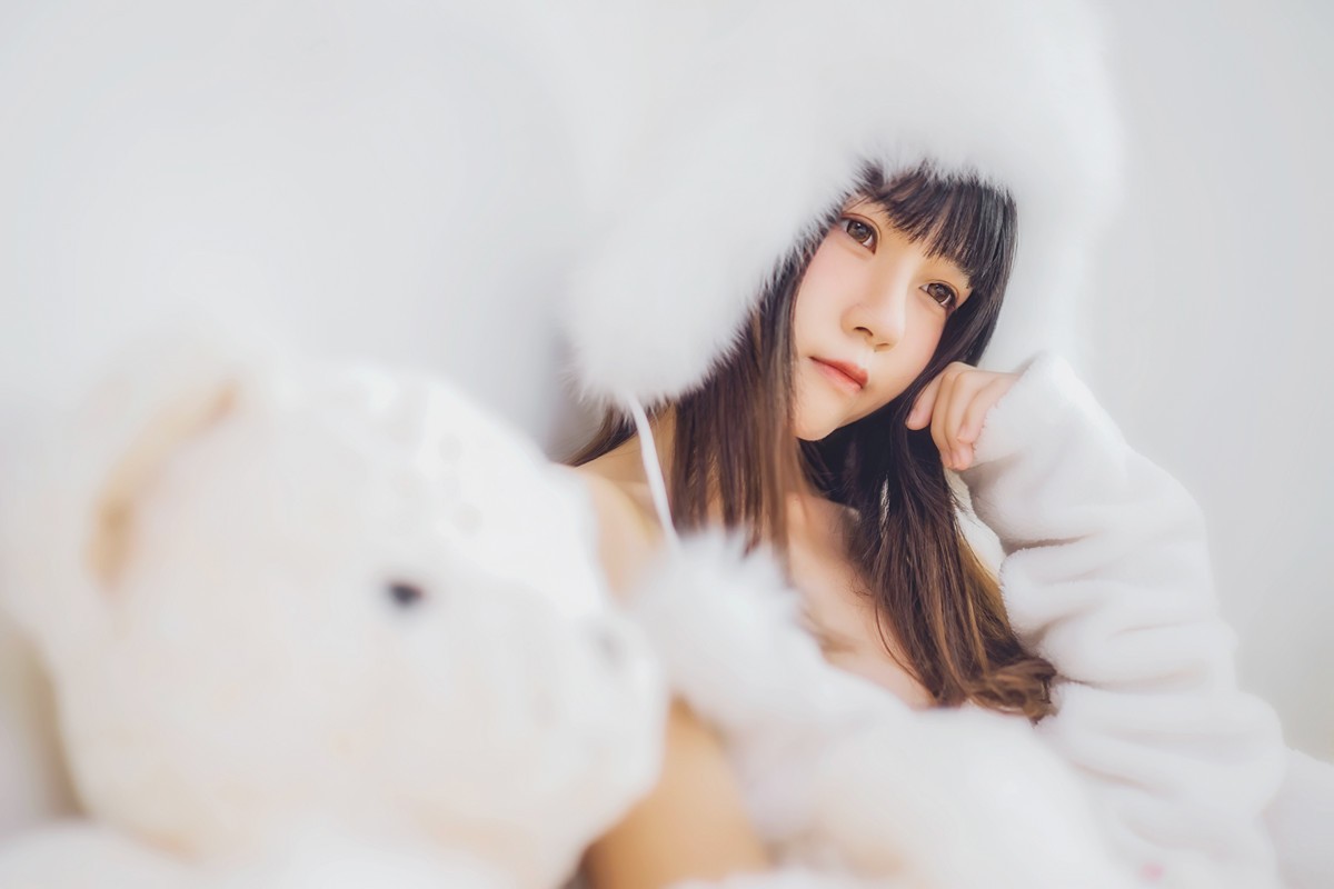 jpxgmn.cc[喵糖映画]Vol.370_齐刘海美少女私房床上白色绒毛吊带睡衣秀白嫩肌肤迷人写真38P