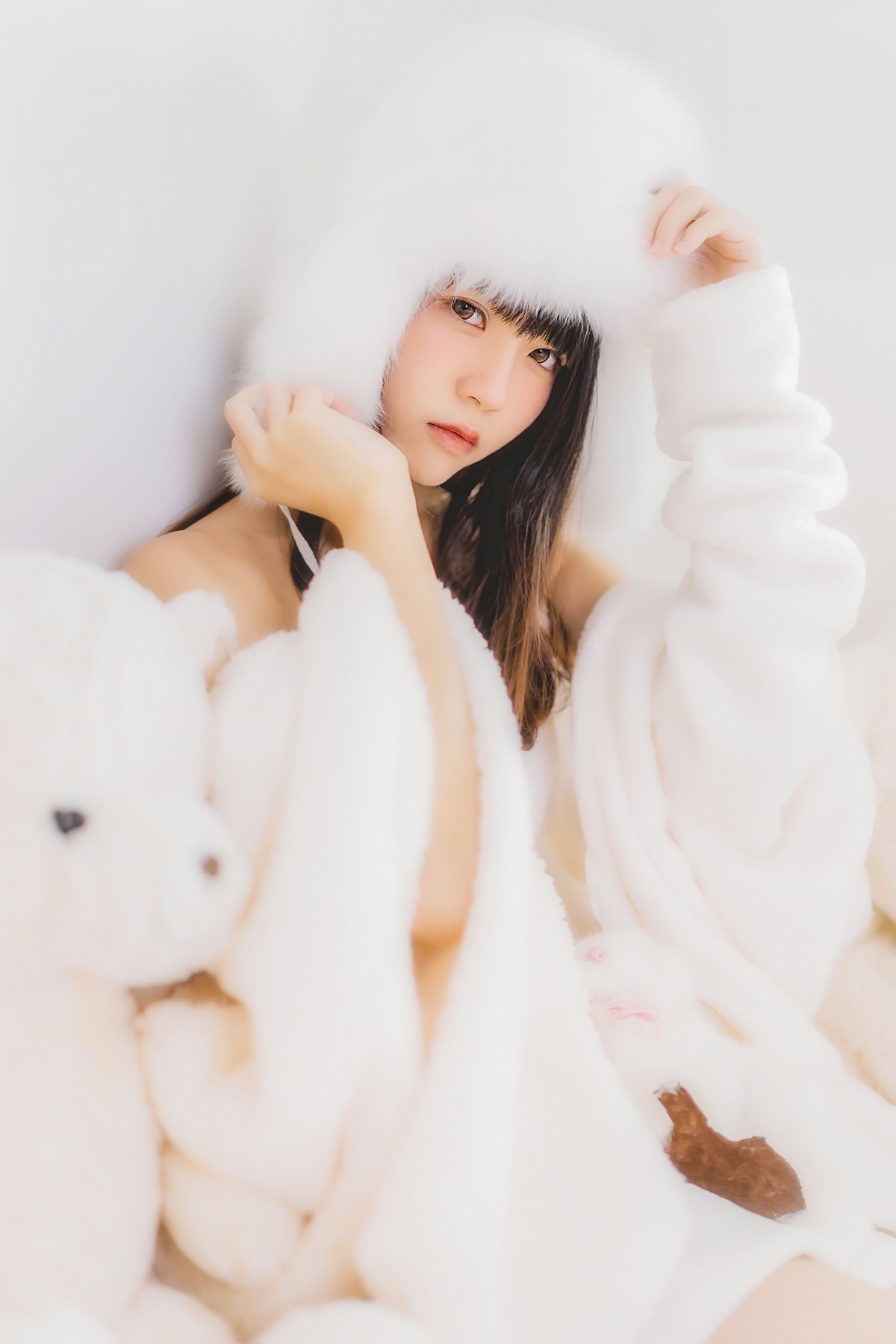 jpxgmn.cc[喵糖映画]Vol.370_齐刘海美少女私房床上白色绒毛吊带睡衣秀白嫩肌肤迷人写真38P
